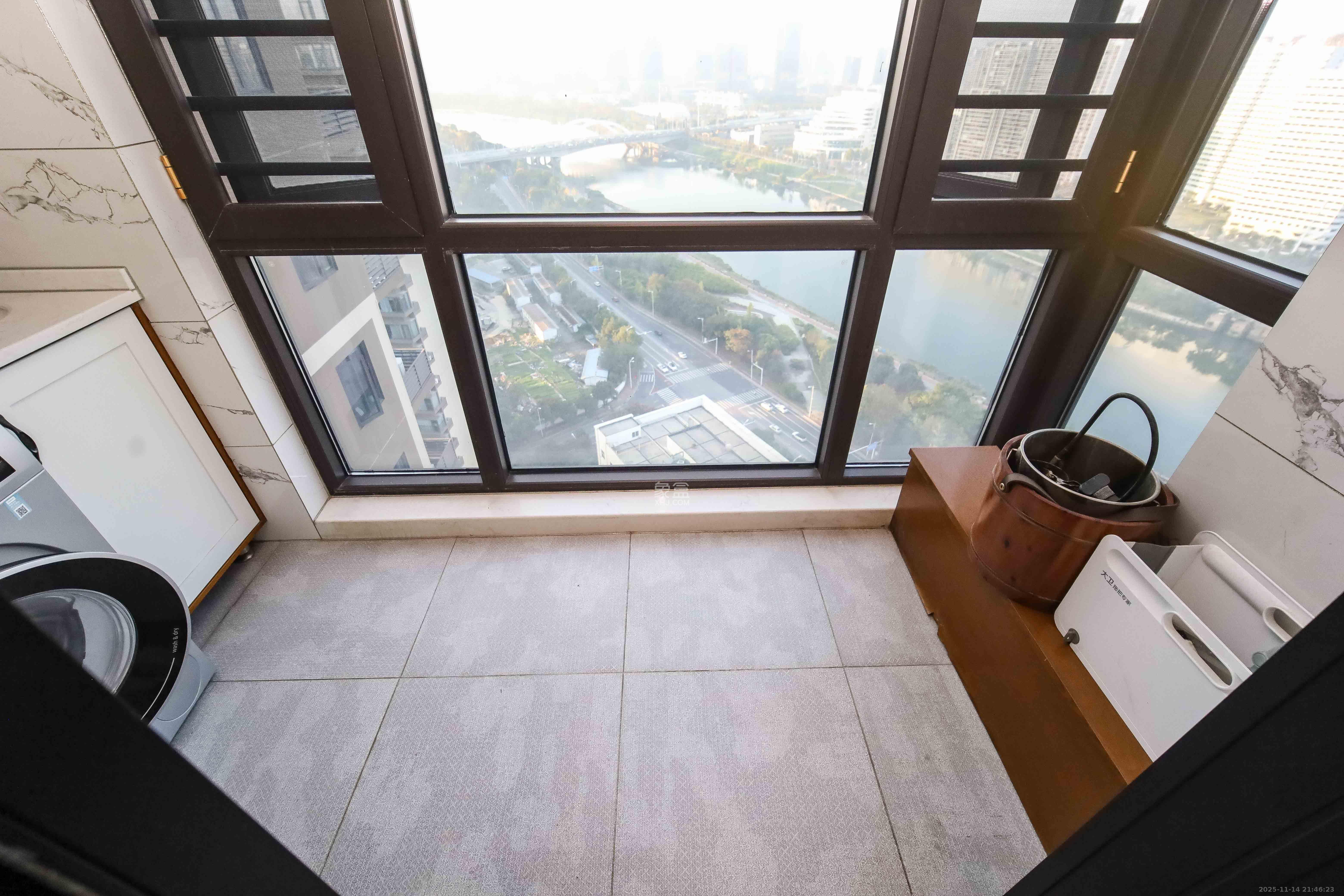 万科金域蓝湾 4室2厅2卫 550.0万 万科金域蓝湾 4室2厅2卫 550.0万阳台