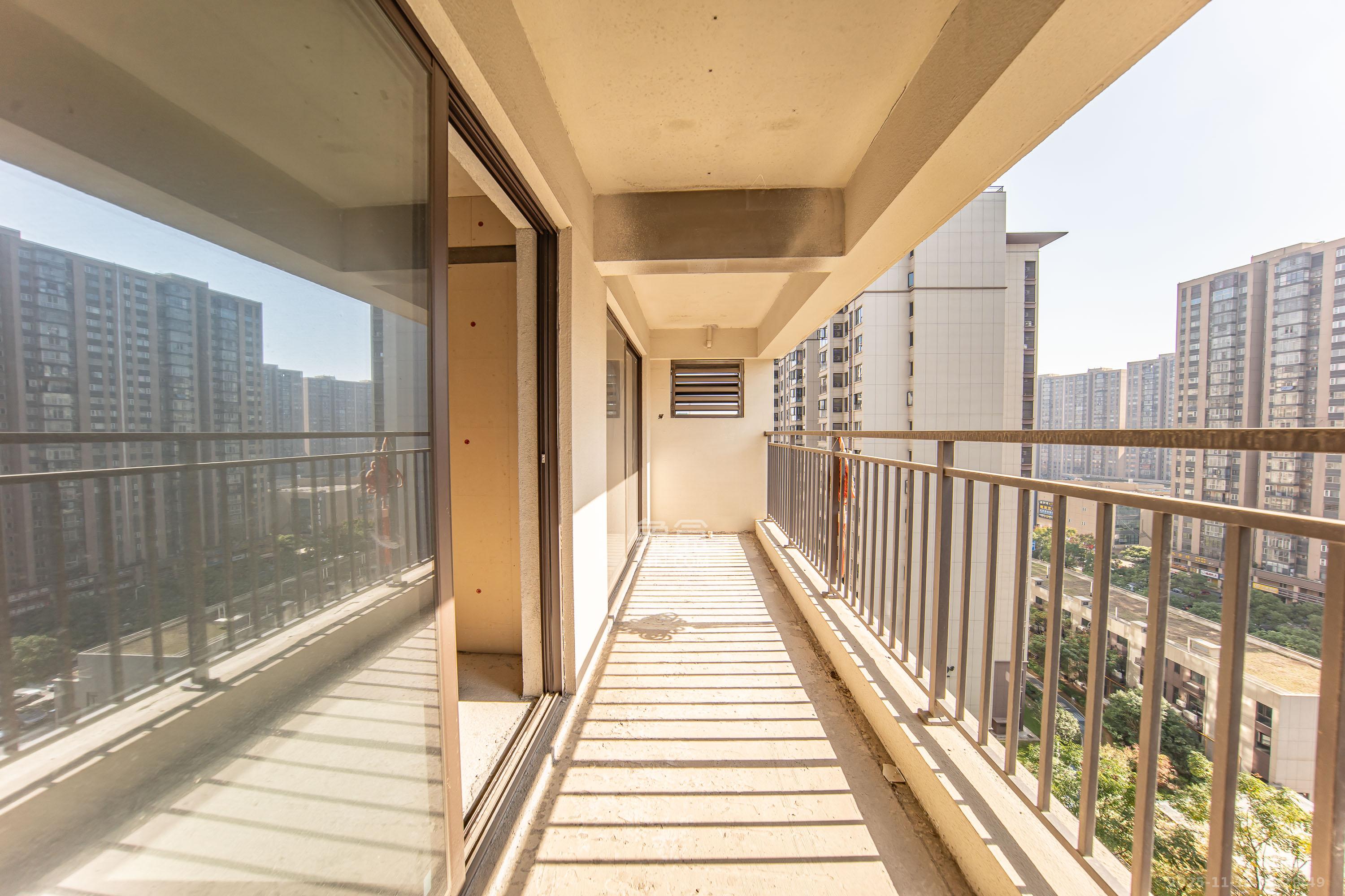 城发恒伟星雅韵(恒伟星辉苑) 4室2厅2卫 139.0万 城发恒伟星雅韵(恒伟星辉苑) 4室2厅2卫 139.0万阳台