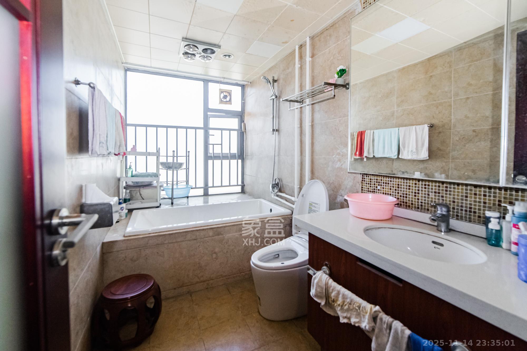 珠江花城四期花盛  3室2厅2卫    115.0万卫生间