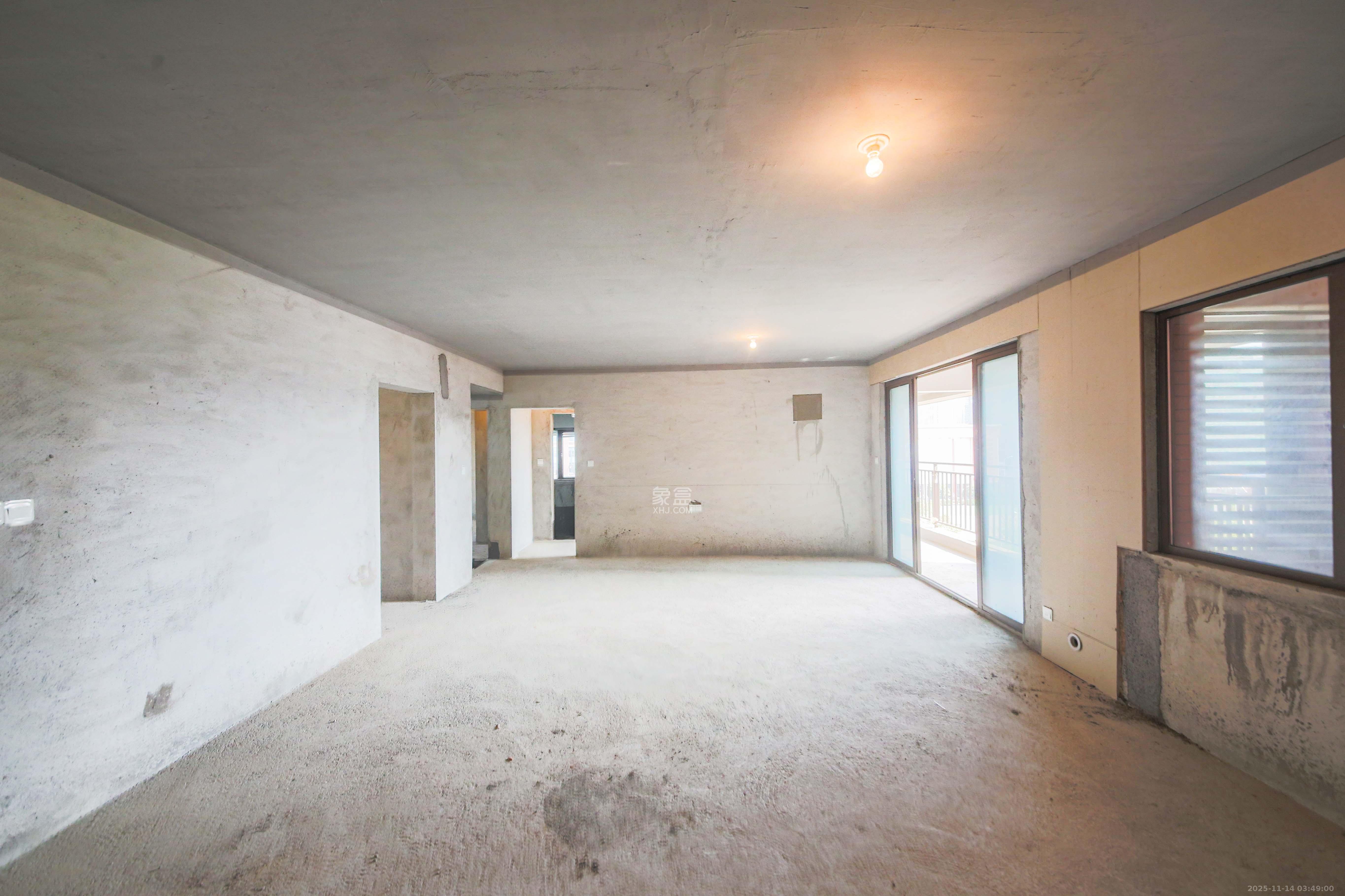 香缇雅苑(鑫远翡丽郡二期) 4室2厅2卫 176.0万 香缇雅苑(鑫远翡丽郡二期) 4室2厅2卫 176.0万客厅