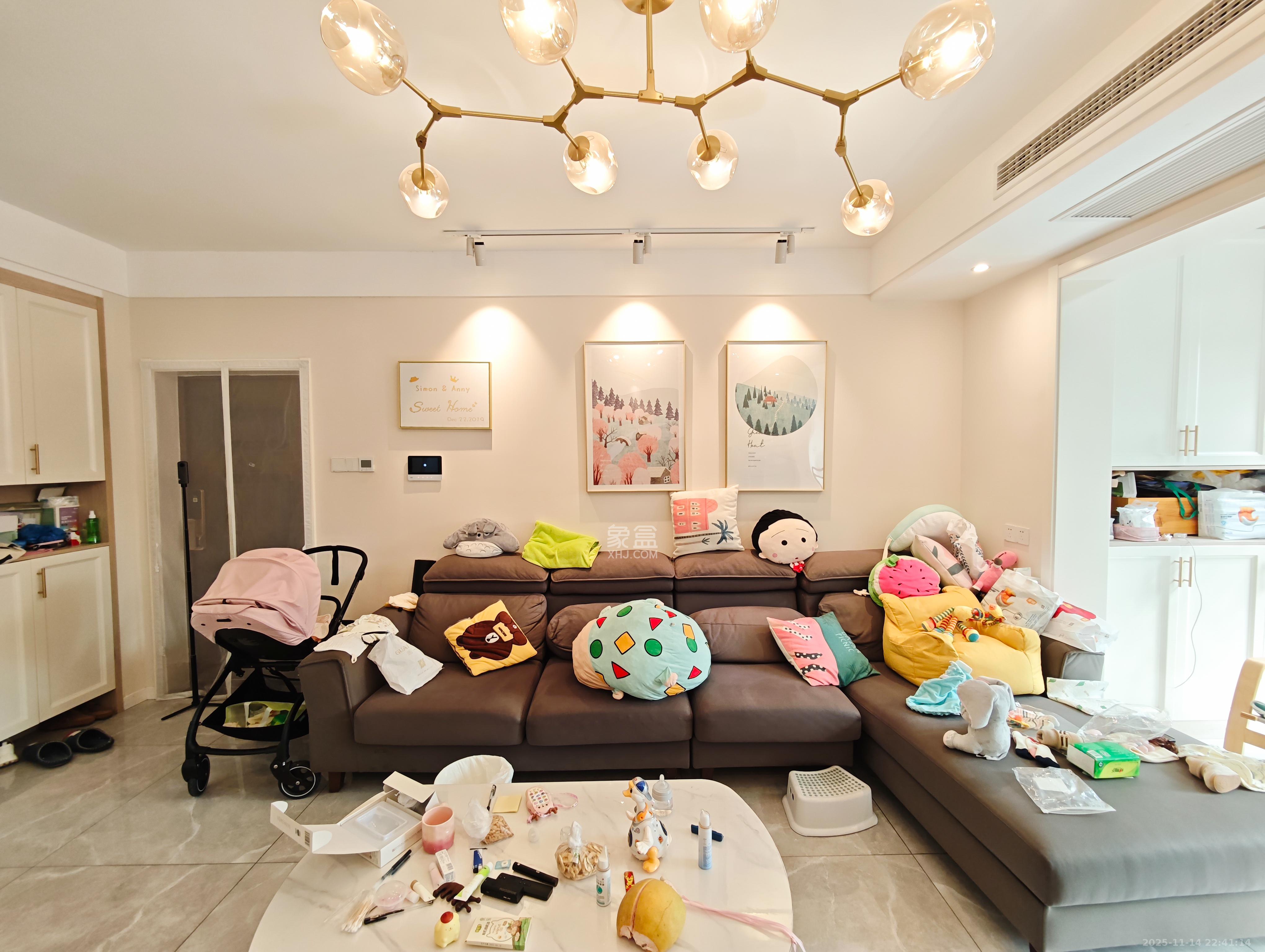 中建嘉和城  3室2厅2卫    98.0万客厅