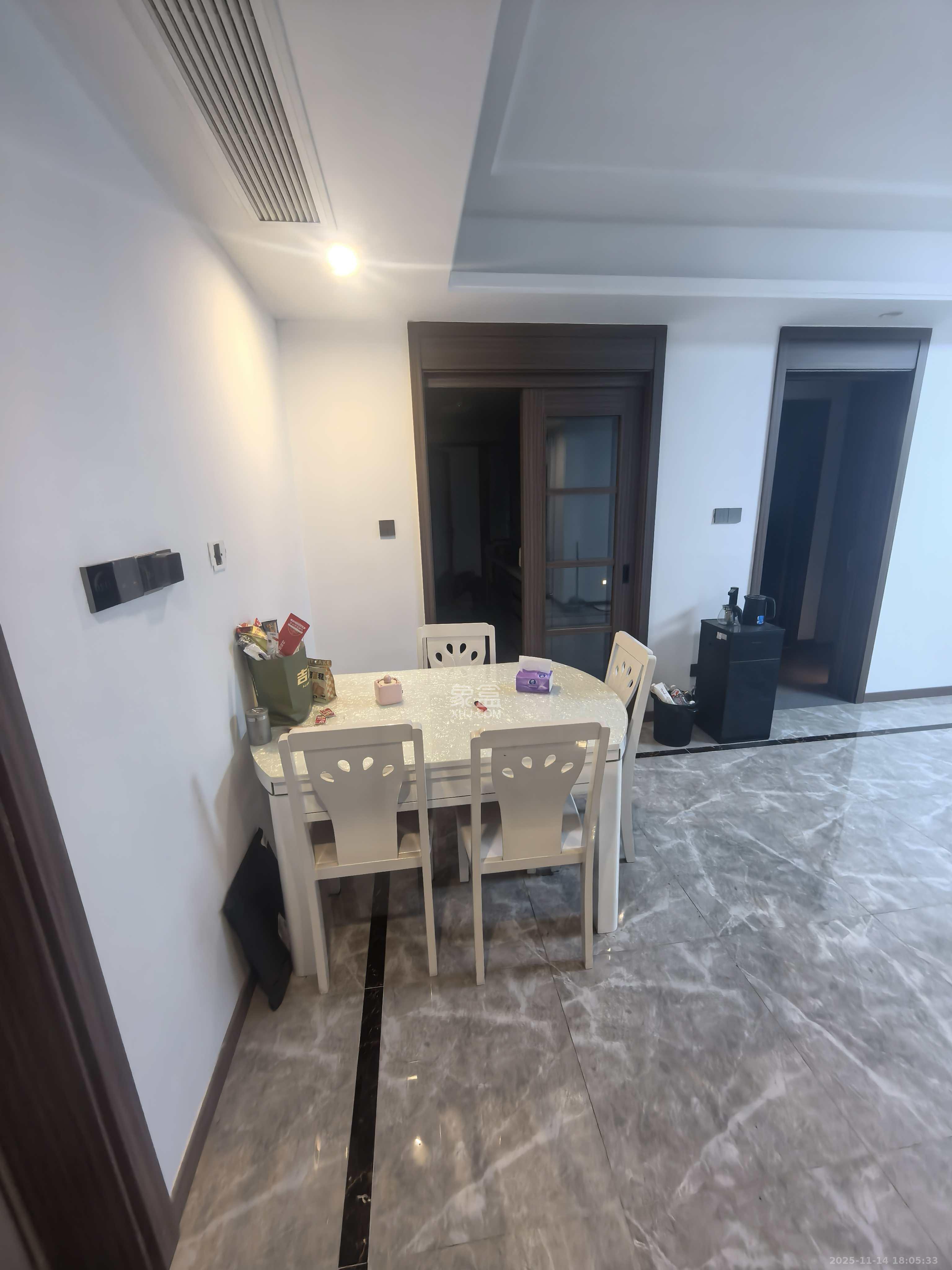 绿地V岛  3室2厅1卫    3400.0元/月室内图