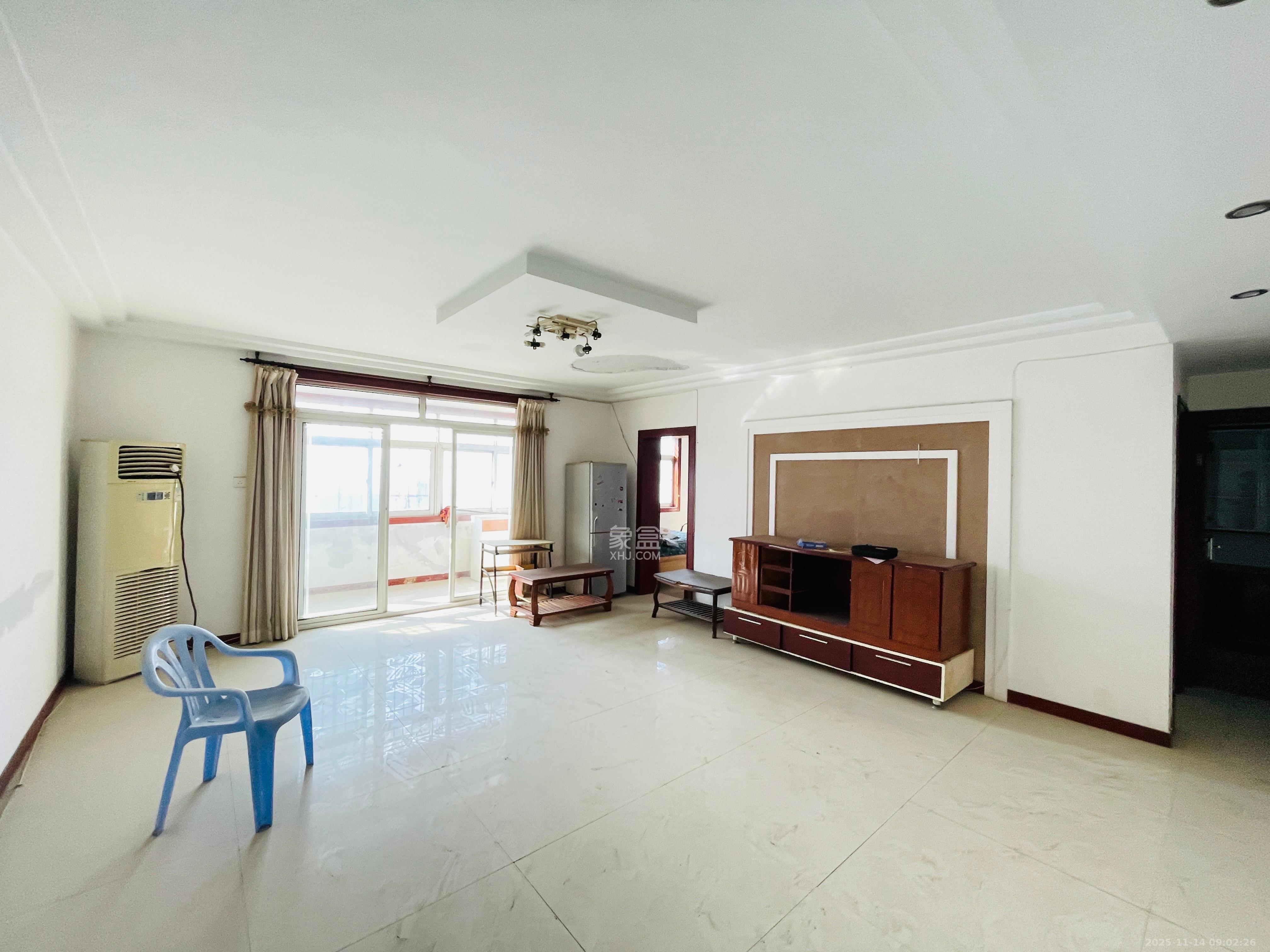 远东公寓  3室1厅1卫    2500.0元/月