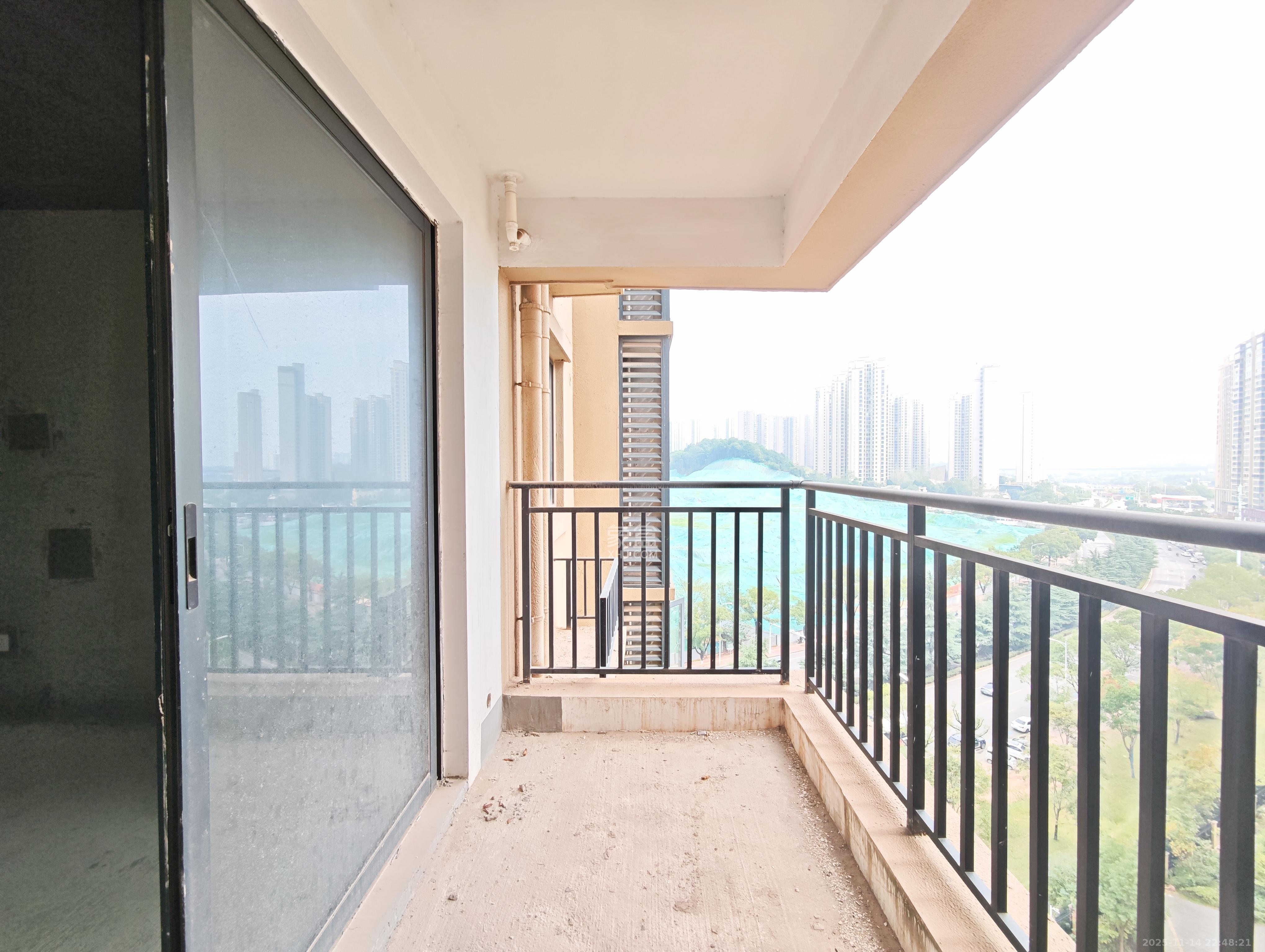 中建嘉和城  3室2厅2卫    90.0万阳台