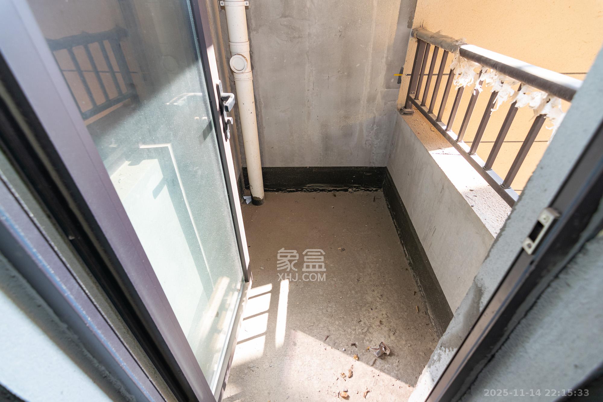 长房星珑湾  4室2厅2卫    65.0万阳台