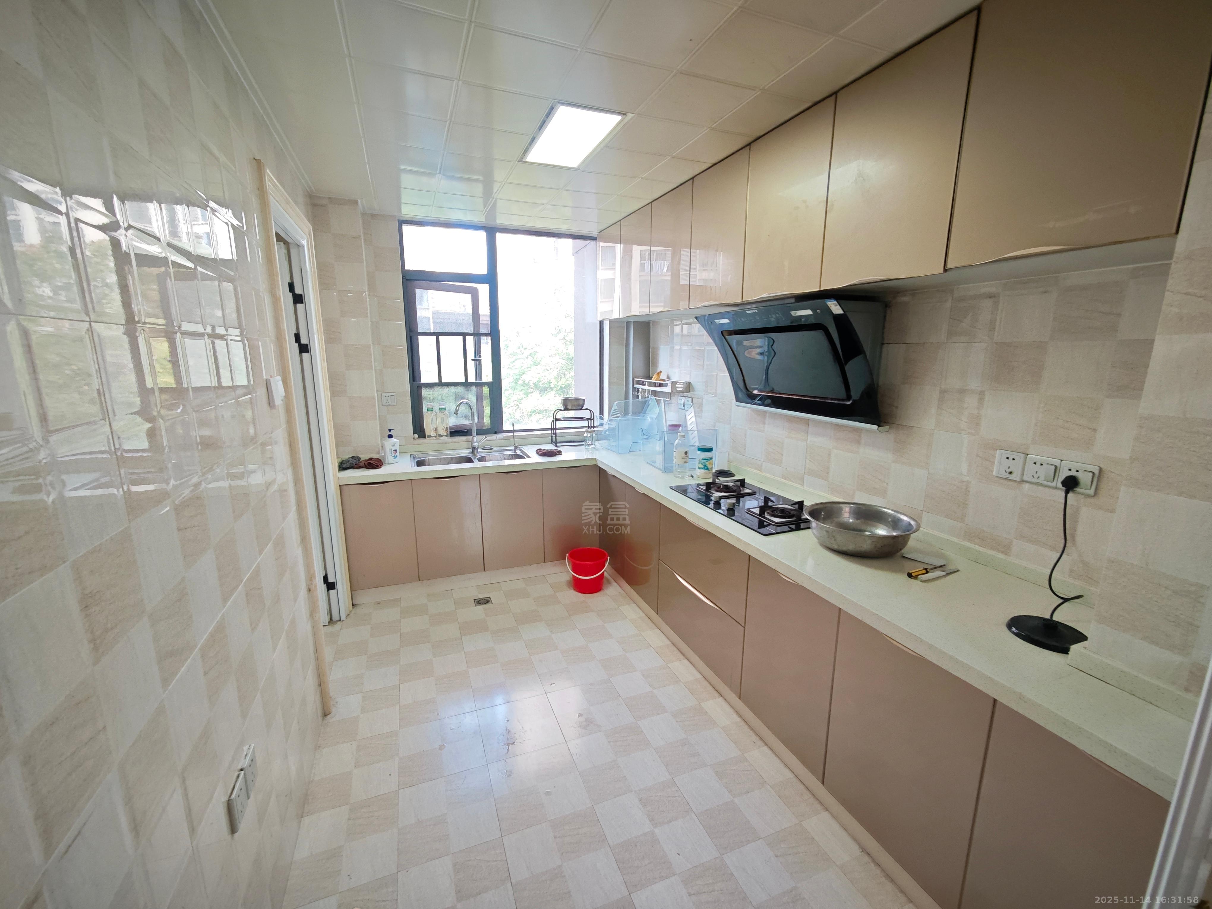 栗雨香堤 3室2厅1卫 1800.0元/月 栗雨香堤 3室2厅1卫 1800.0元/月室内图