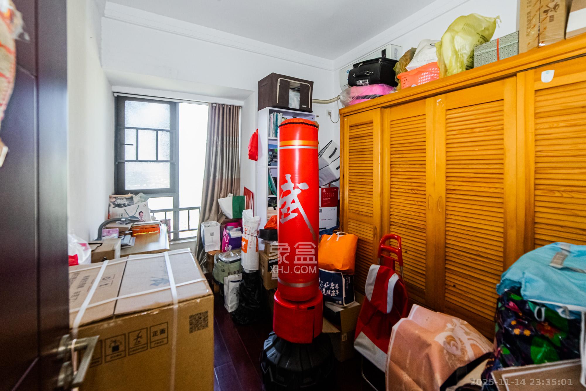 珠江花城四期花盛 3室2厅2卫 115.0万 珠江花城四期花盛 3室2厅2卫 115.0万卧室