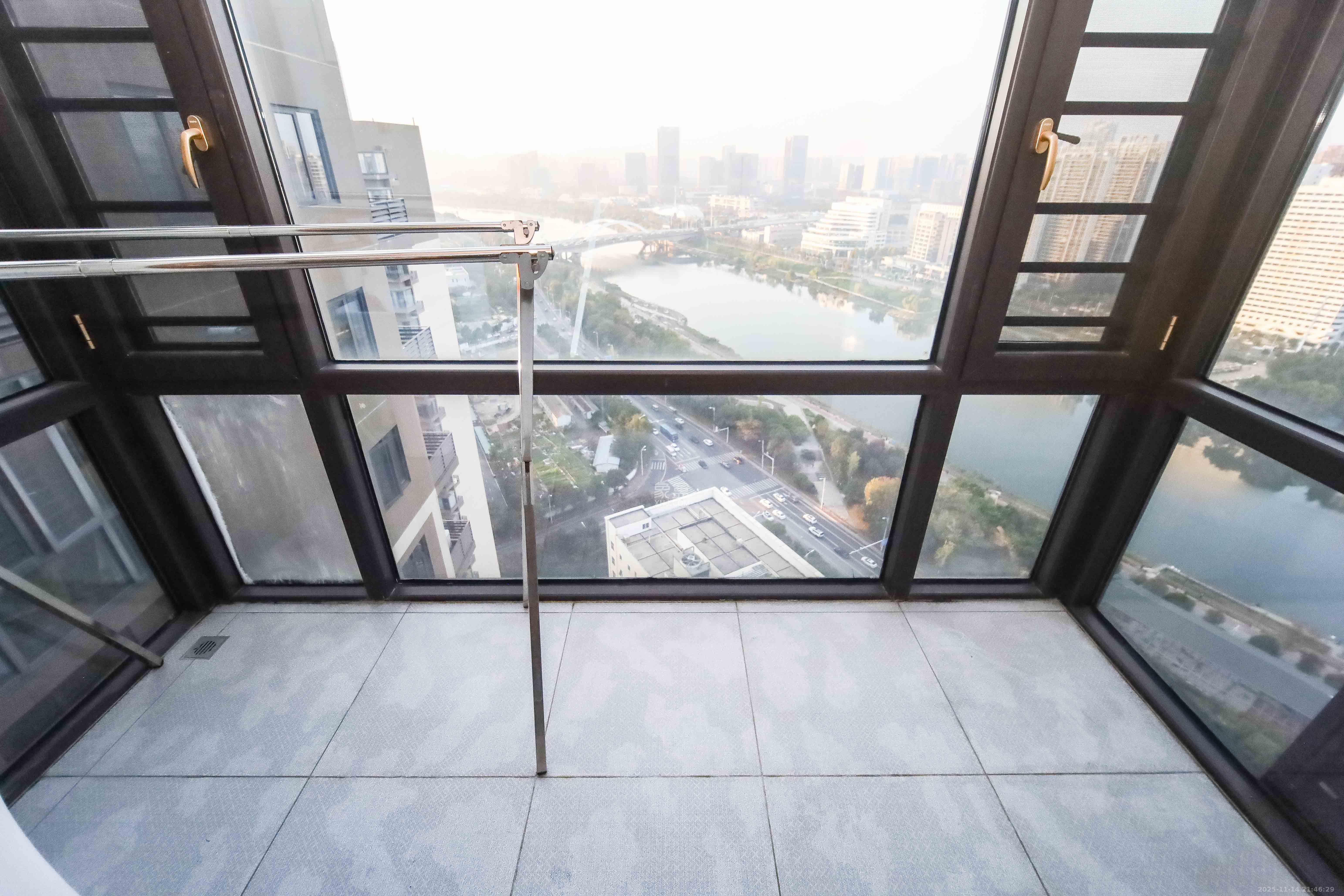 万科金域蓝湾 4室2厅2卫 550.0万 万科金域蓝湾 4室2厅2卫 550.0万阳台