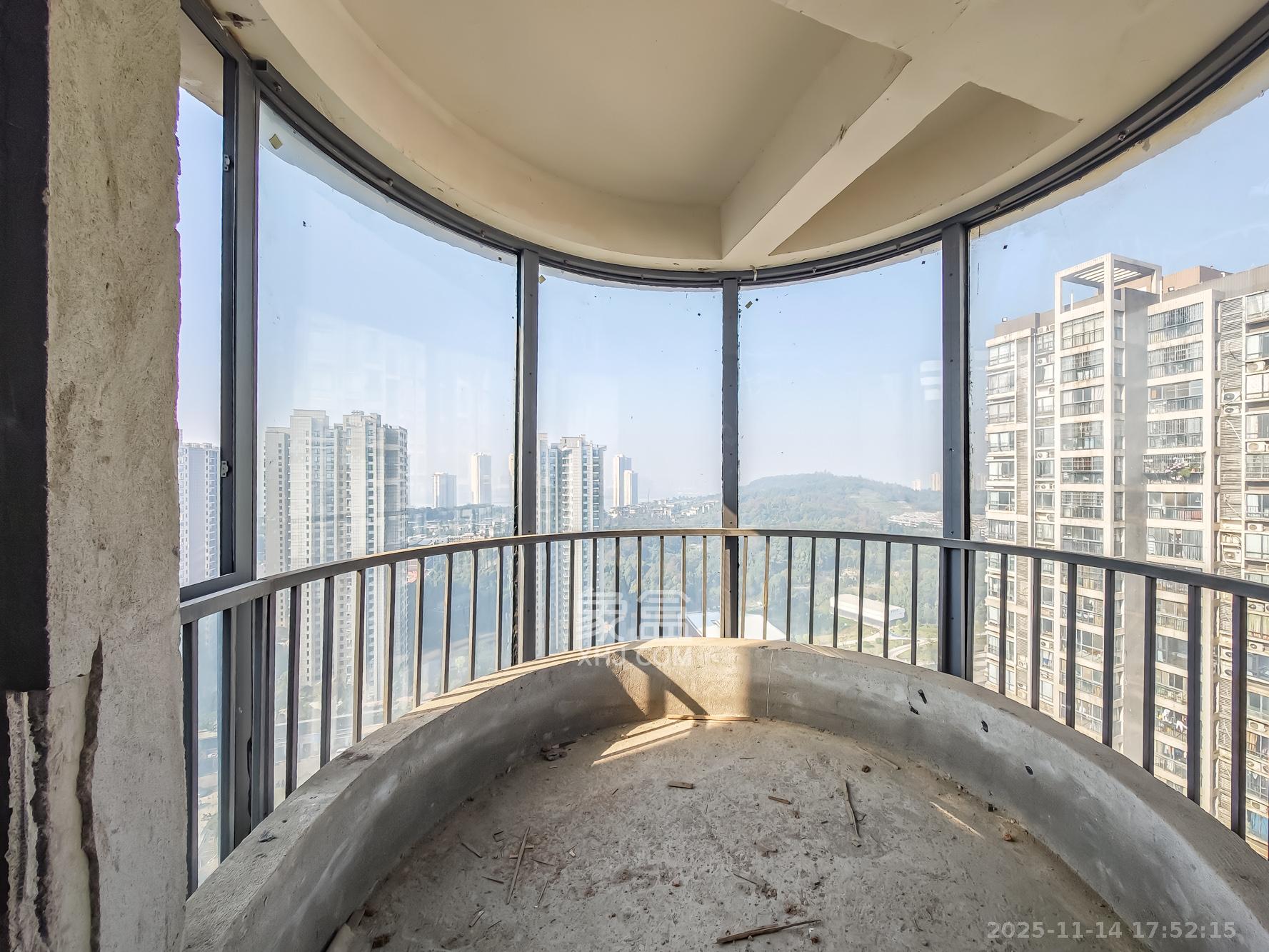 极目楚天 4室2厅2卫 90.0万 极目楚天 4室2厅2卫 90.0万阳台