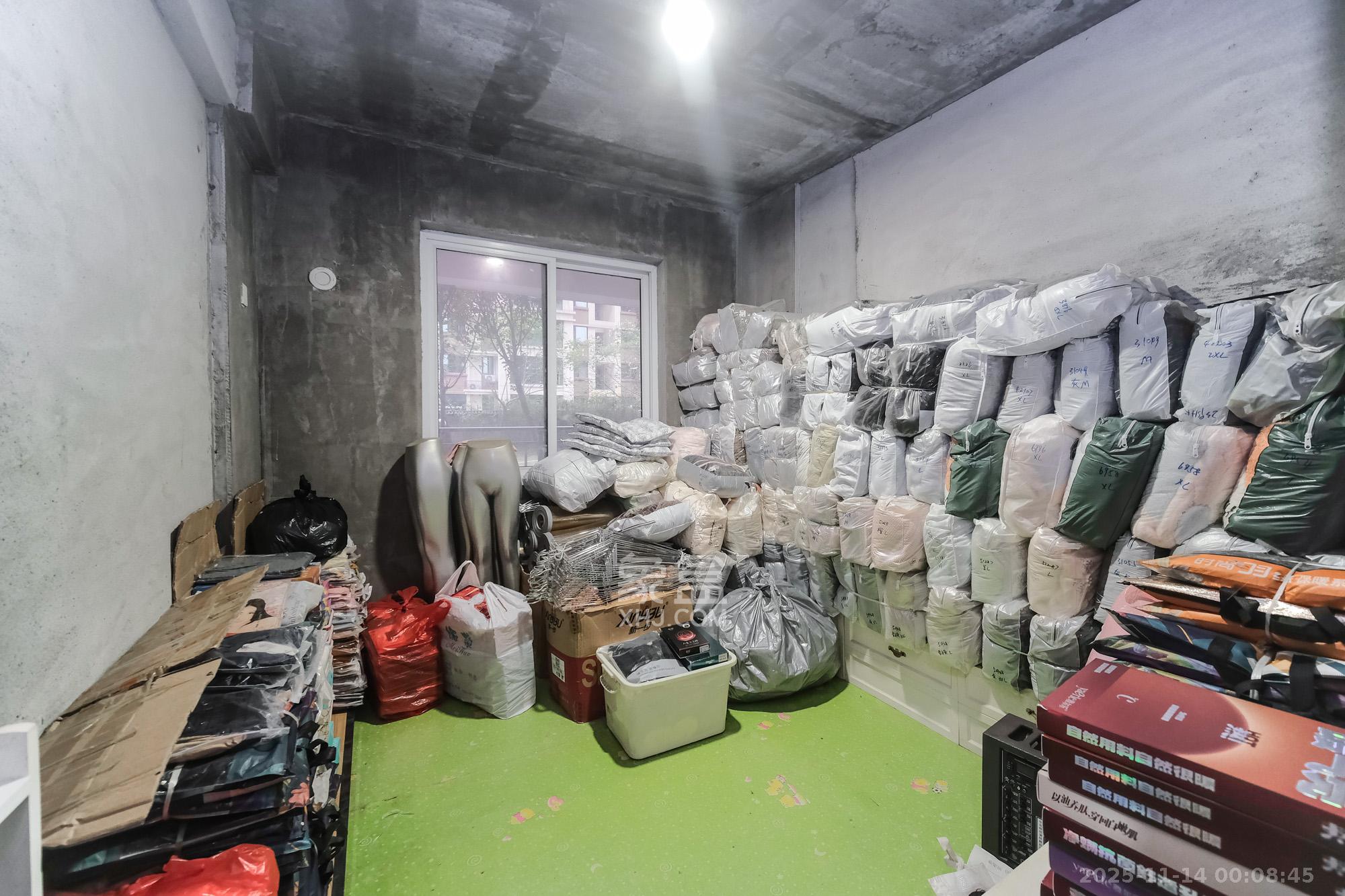 和悦城(蟠龙景苑)  3室2厅1卫    72.0万卧室