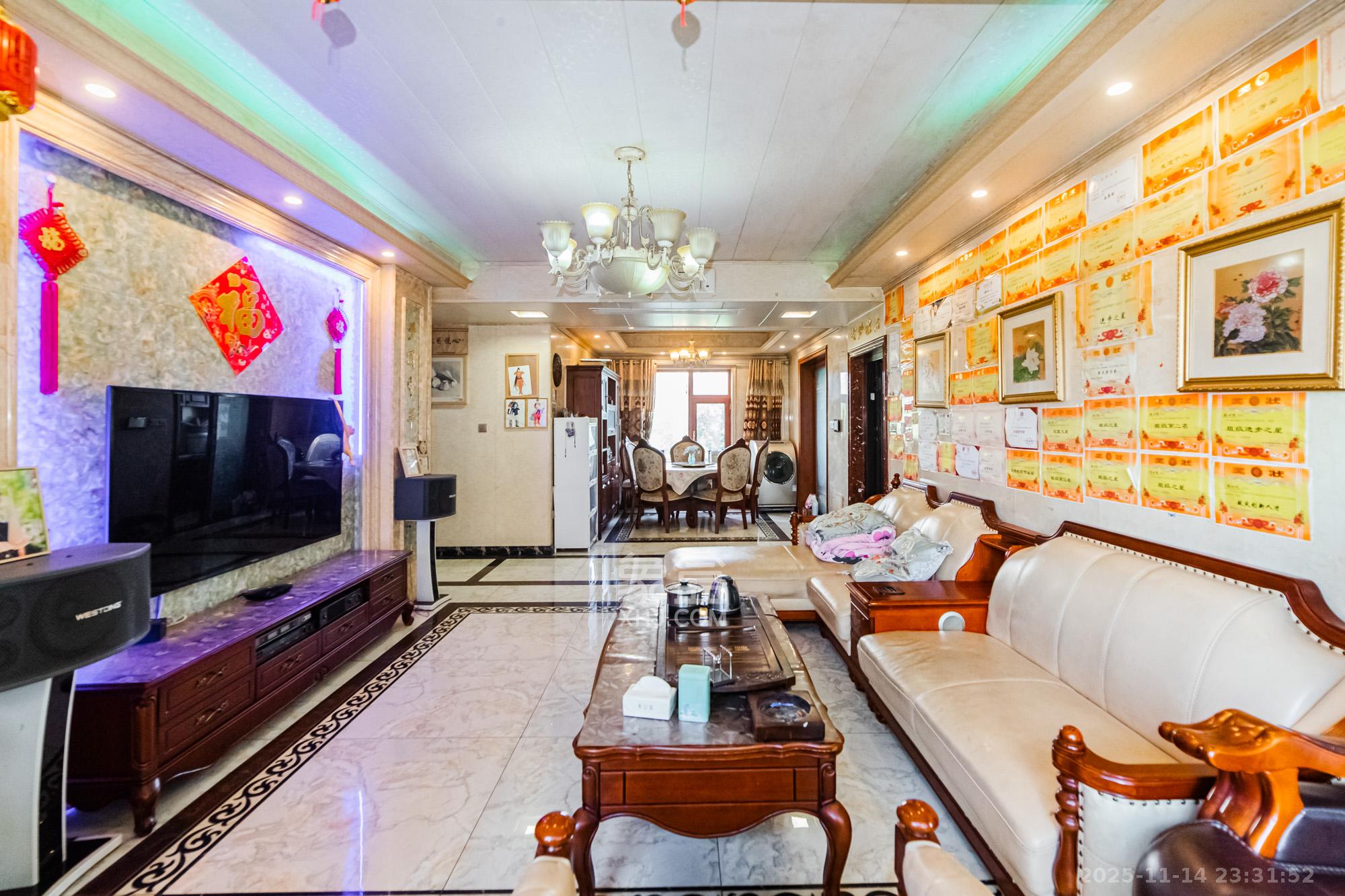 五矿沁园金城（春和景园）  4室2厅2卫    125.0万客厅