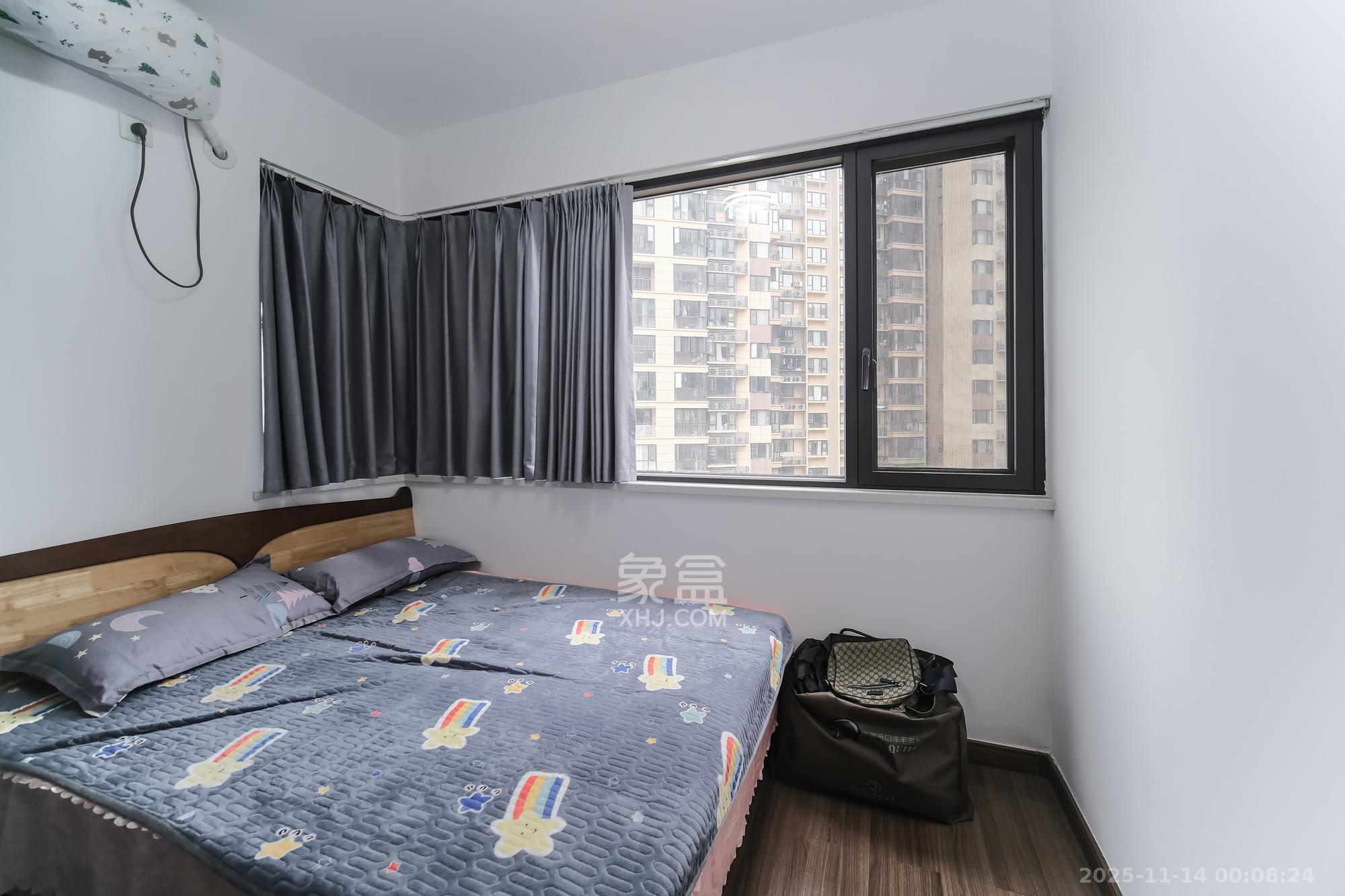 保利香槟国际  4室2厅2卫    93.8万卧室