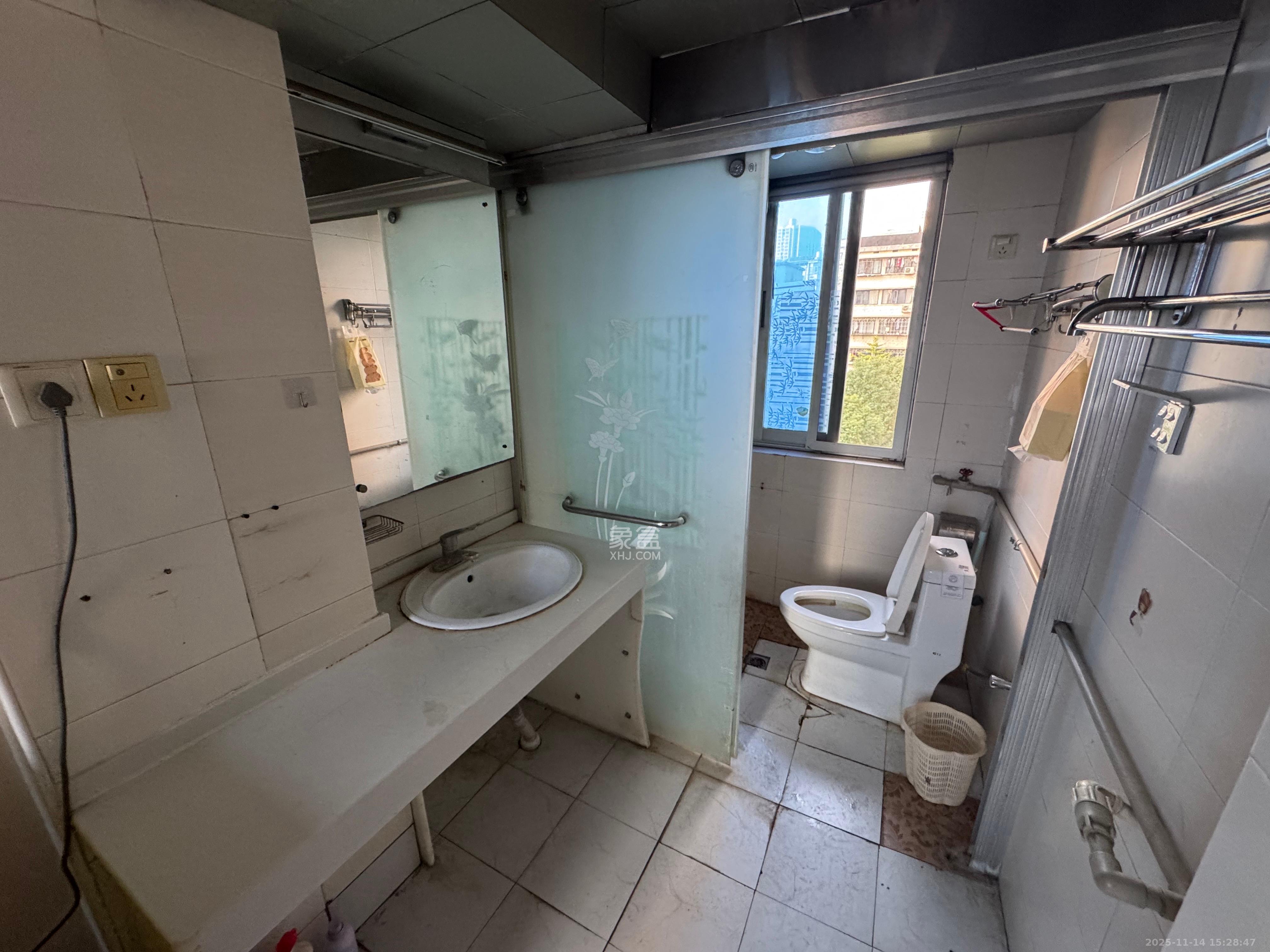 市教委单位房 3室1厅1卫 2300.0元/月 市教委单位房 3室1厅1卫 2300.0元/月室内图