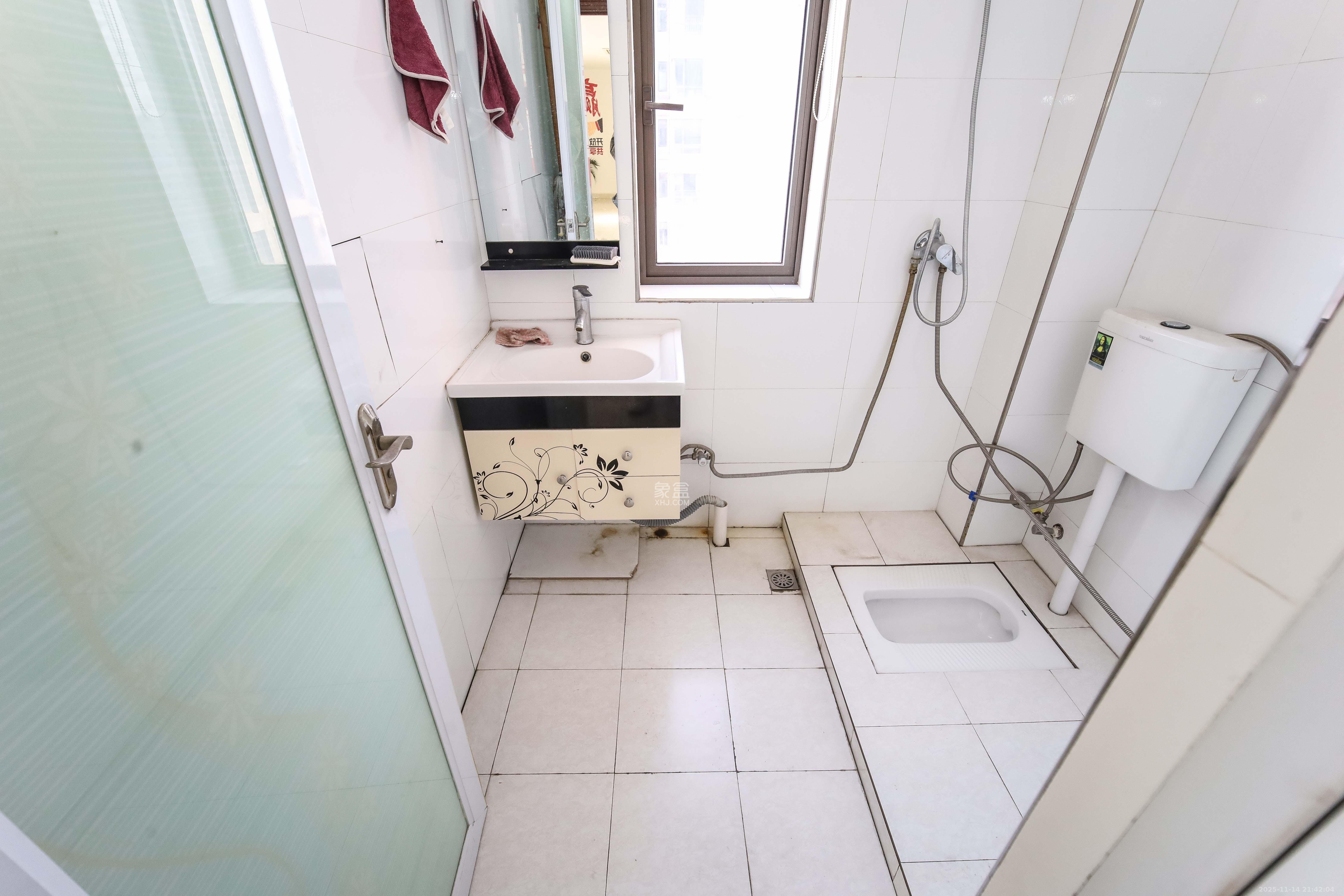 华晨国际公馆  2室1厅1卫    87.0万卫生间