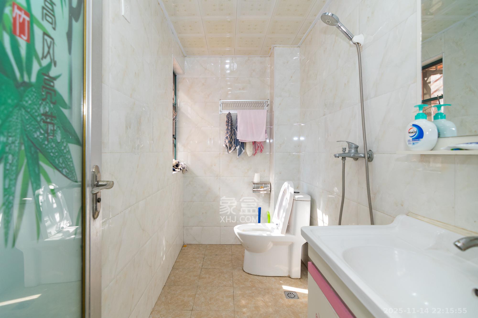 百合湖滨花园 3室2厅2卫 46.0万 百合湖滨花园 3室2厅2卫 46.0万卫生间