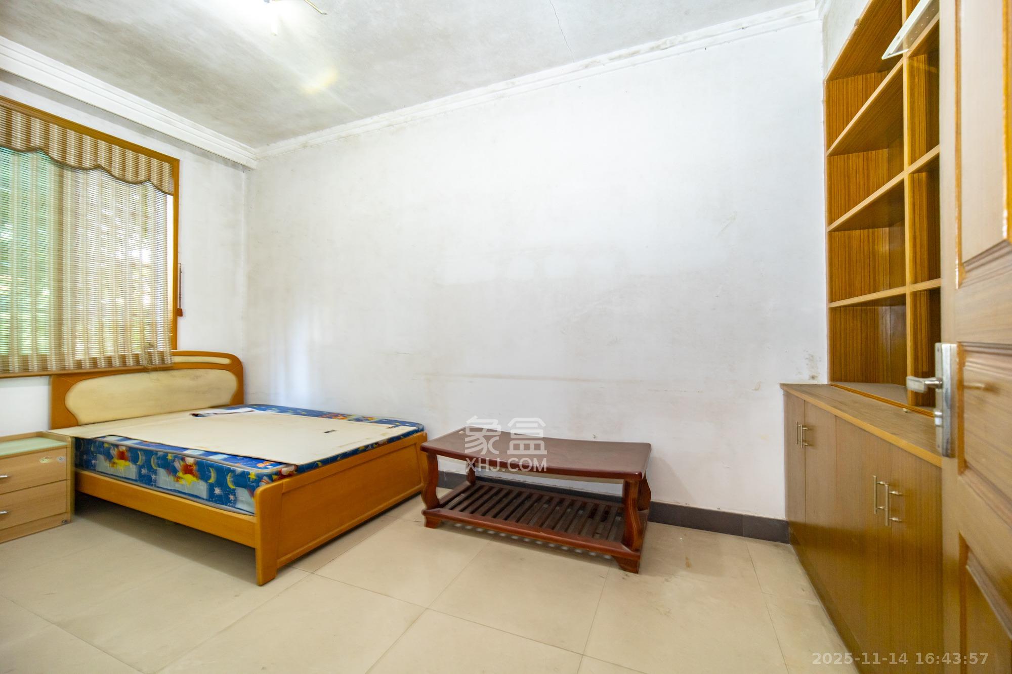 中南汽车世界  3室2厅1卫    33.8万卧室