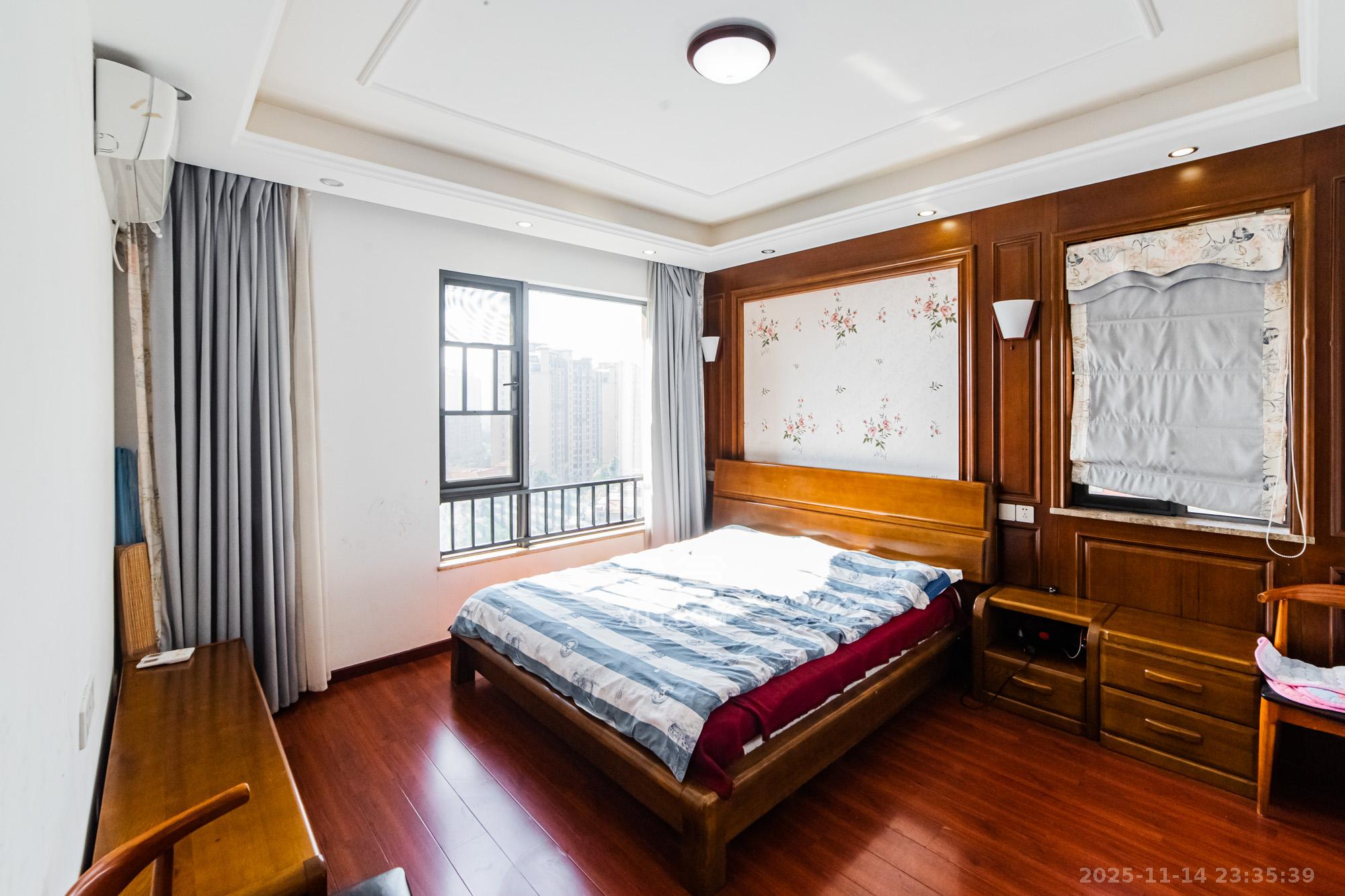 珠江郦城公园1号 3室2厅2卫 180.0万 珠江郦城公园1号 3室2厅2卫 180.0万卧室