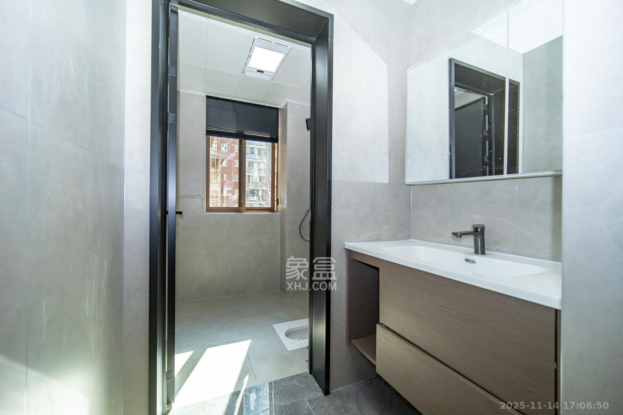 湖湾世景  5室2厅2卫    96.8万卫生间