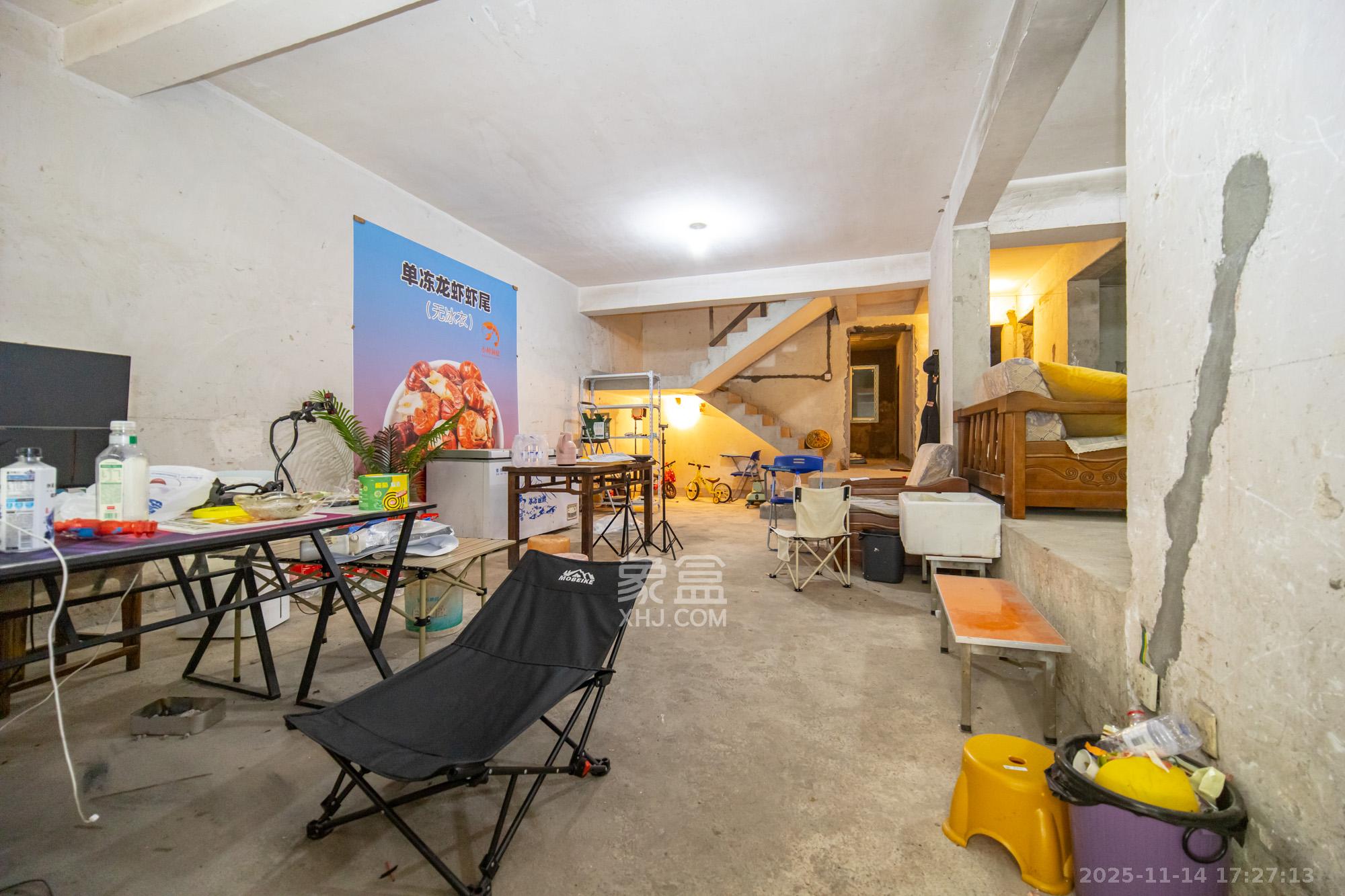 幸福里(幸福里一期) 6室2厅4卫 176.0万 幸福里(幸福里一期) 6室2厅4卫 176.0万客厅