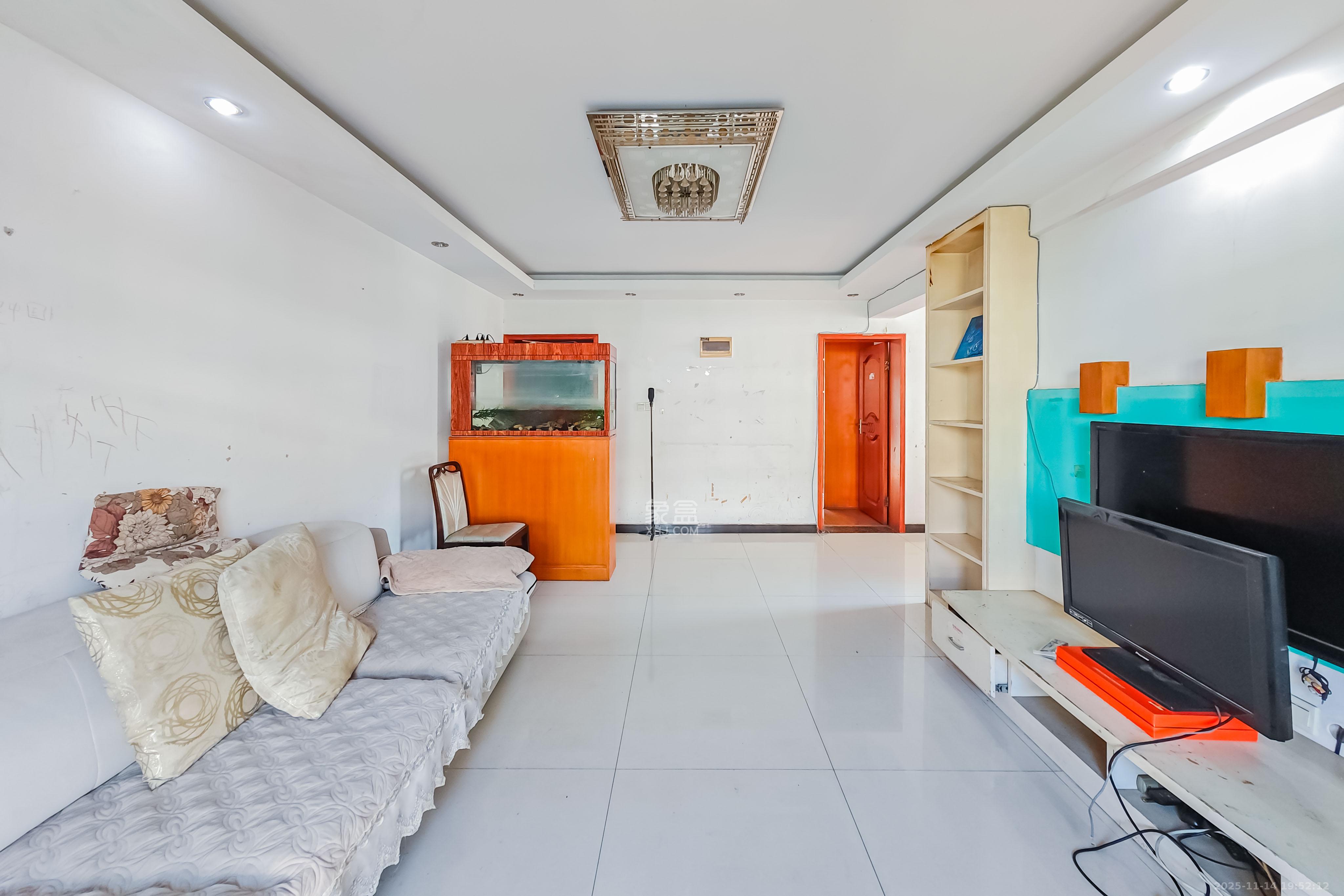 龙吉湾小区（龙瑞尚苑）  2室2厅1卫    43.0万客厅