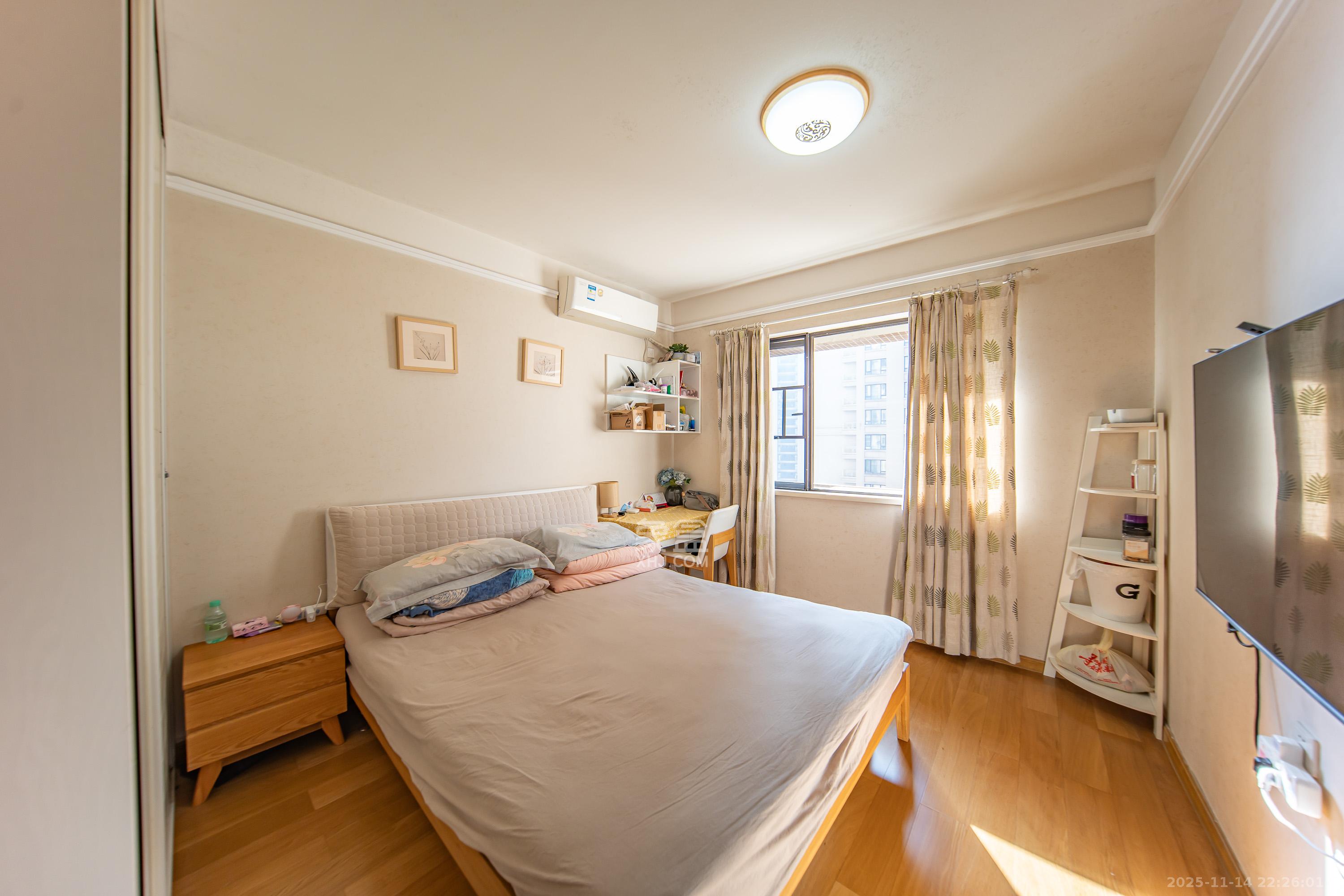 中海国际三期  3室2厅2卫    82.0万卧室