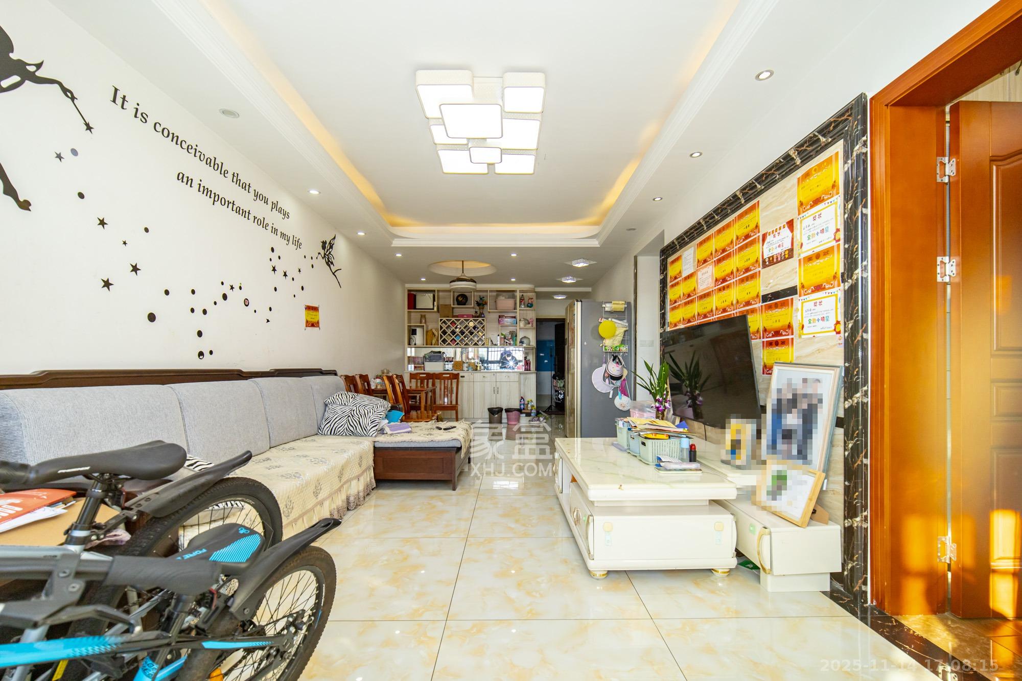 深业睿城 2室2厅1卫 55.0万 深业睿城 2室2厅1卫 55.0万客厅