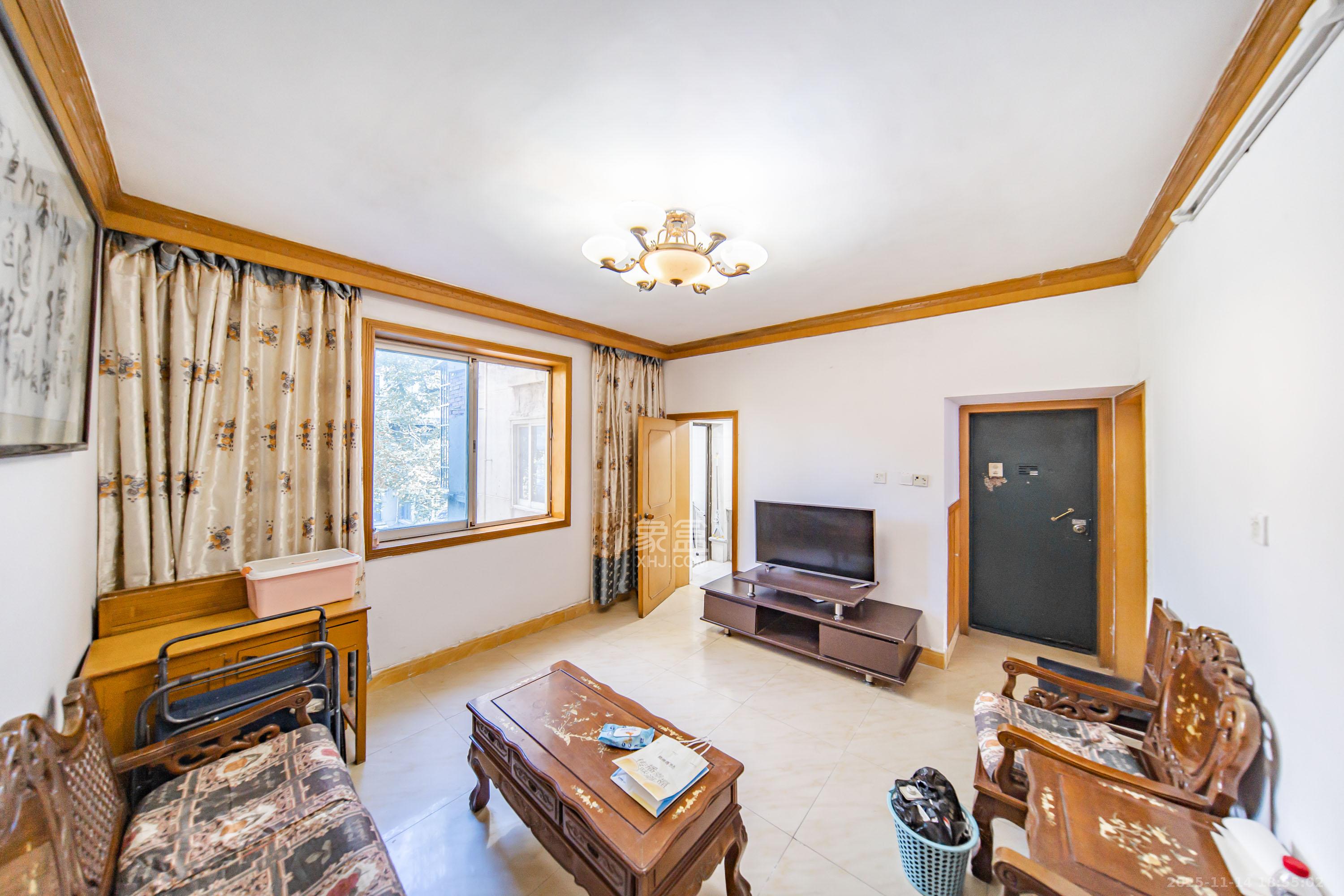 湘雅医学院(湘雅附一北院) 3室2厅1卫 65.0万 湘雅医学院(湘雅附一北院) 3室2厅1卫 65.0万客厅