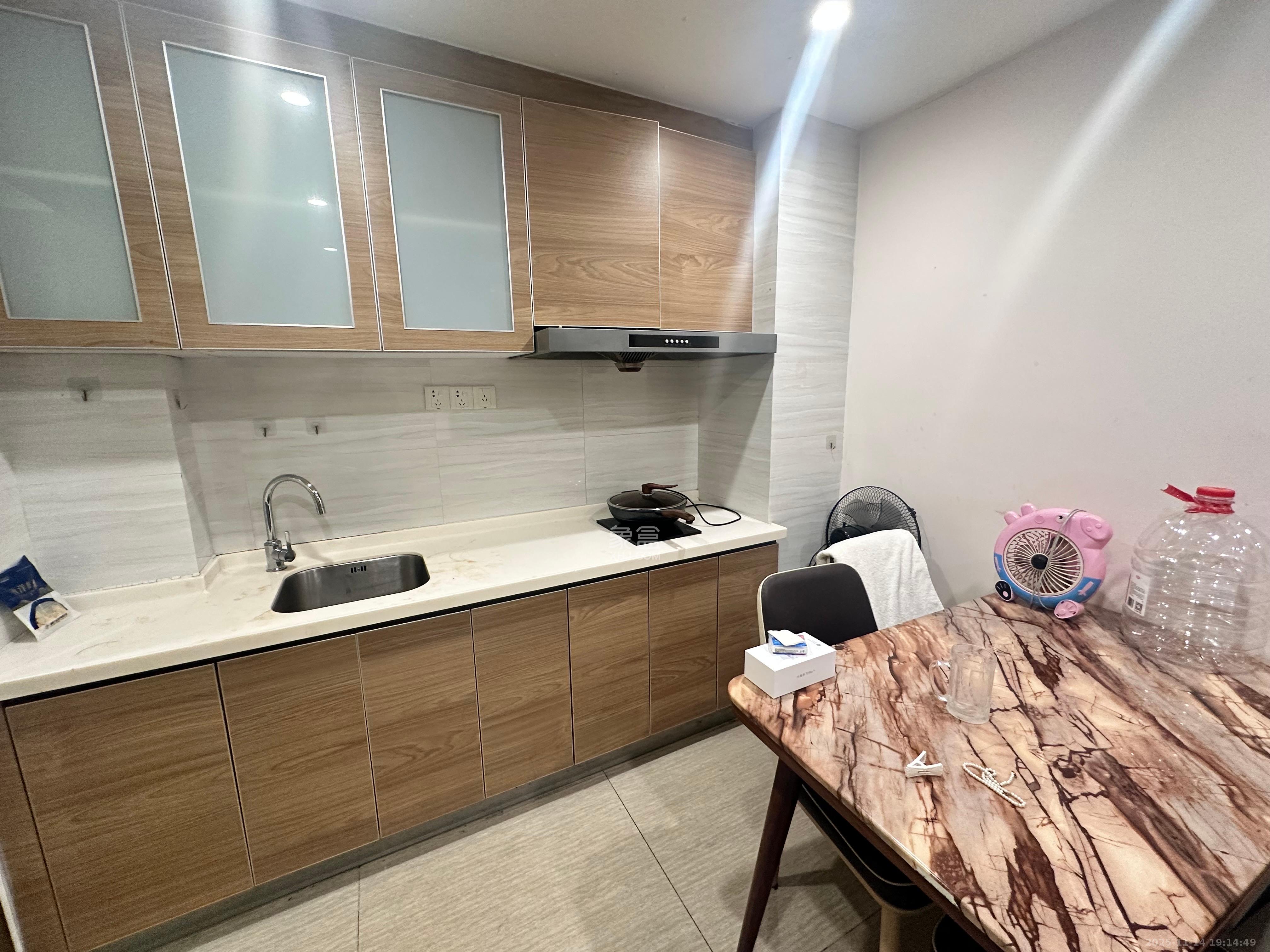 恒大翡翠华庭 2室2厅1卫 2100.0元/月 恒大翡翠华庭 2室2厅1卫 2100.0元/月室内图