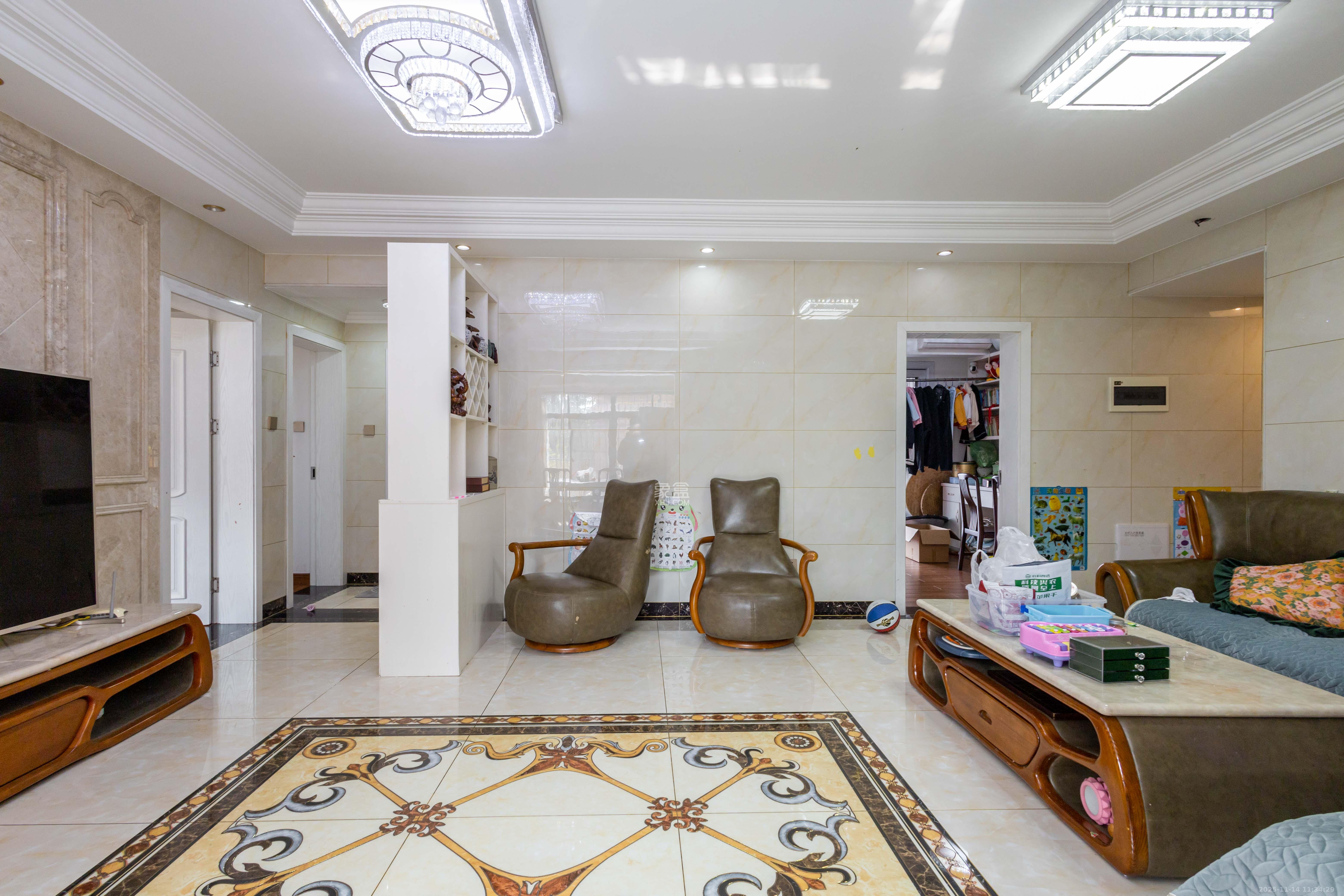 海德公园  4室2厅1卫    89.8万客厅