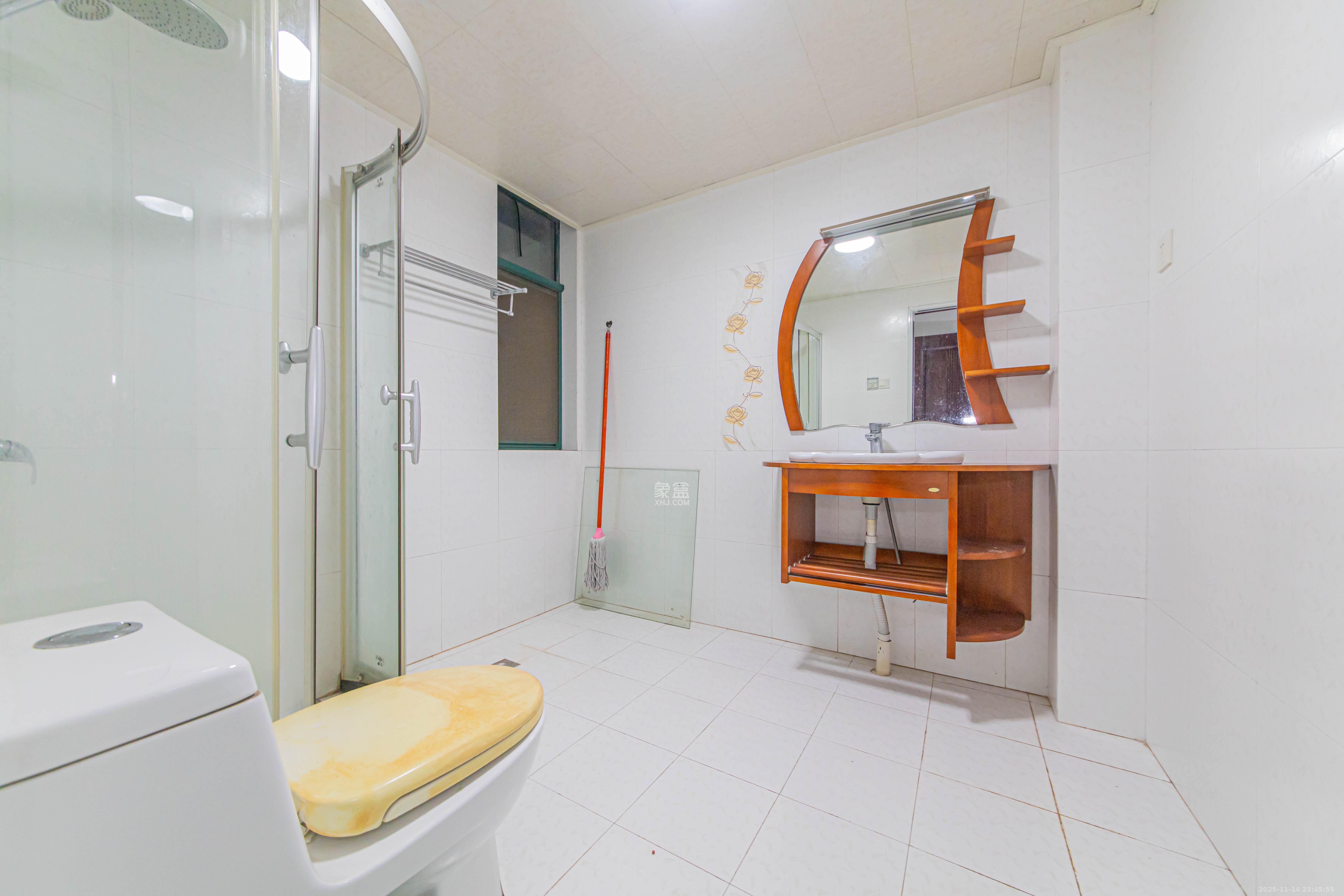 银桂苑 4室2厅2卫 145.0万 银桂苑 4室2厅2卫 145.0万卫生间