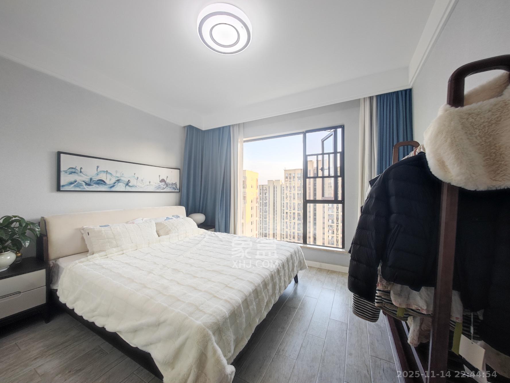 卓越蔚蓝城邦  4室2厅2卫    130.0万卧室