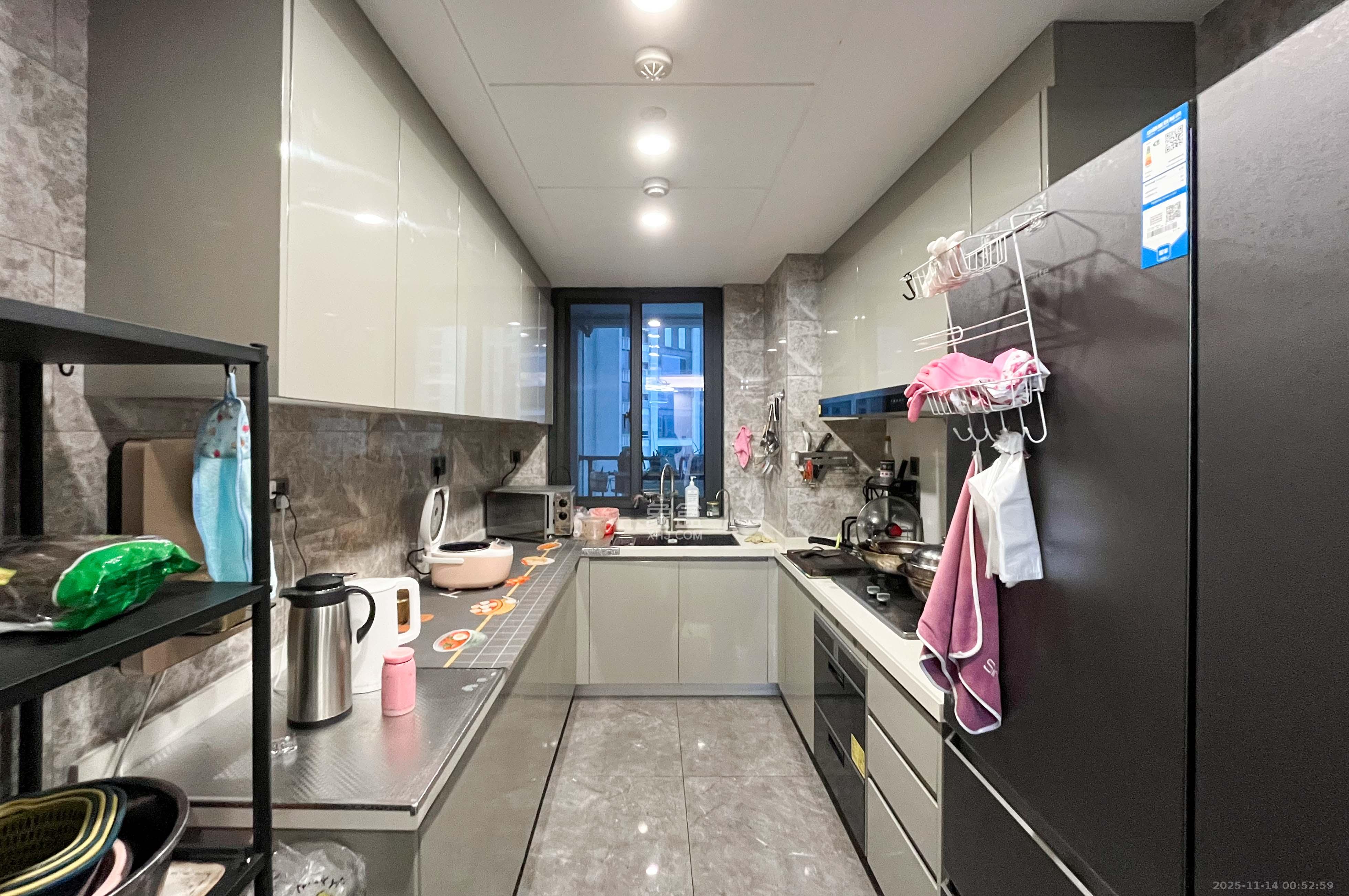 中海梅溪湖壹号  4室2厅2卫    700.0万厨房