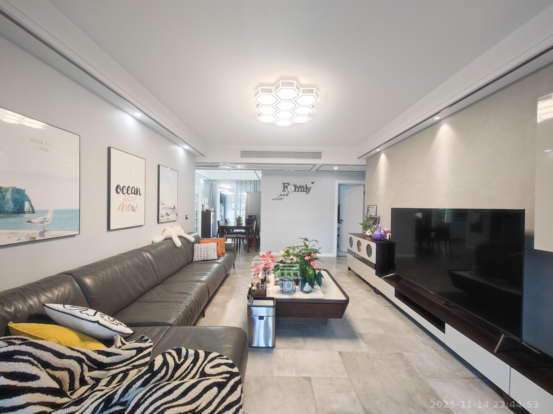 卓越蔚蓝城邦 4室2厅2卫 130.0万 卓越蔚蓝城邦 4室2厅2卫 130.0万客厅