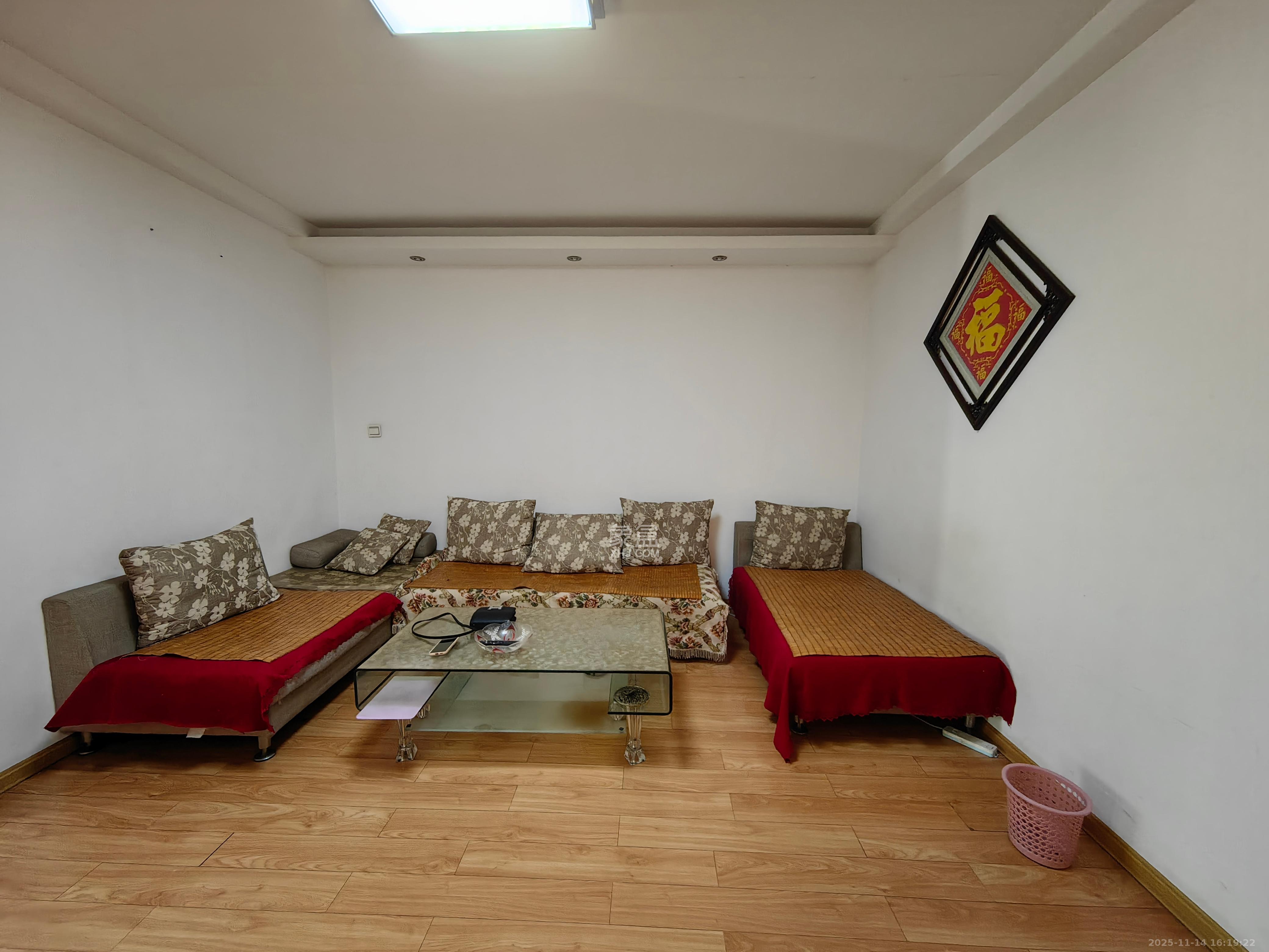 中南汽车世界  3室2厅1卫    1300.0元/月