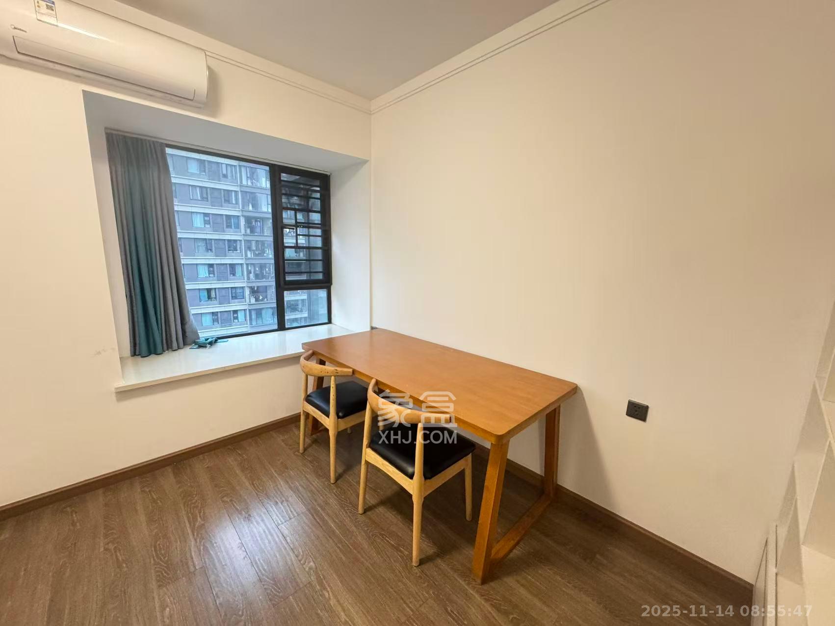 招商华发依云曦城  4室2厅2卫    2800.0元/月室内图