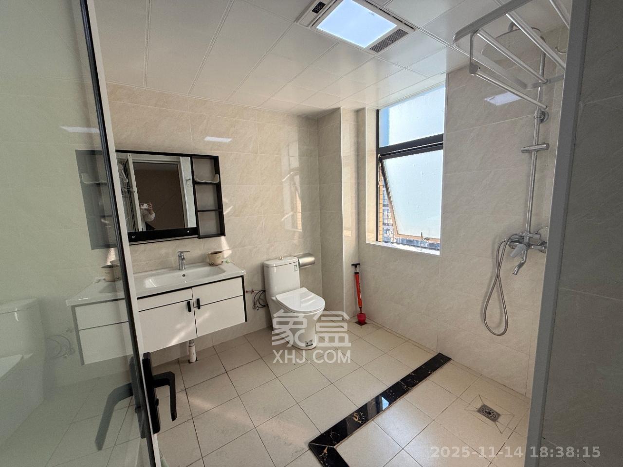 轻盐阳光CEO(轻盐雅苑)(轻奢时代)  3室1厅2卫    2700.0元/月