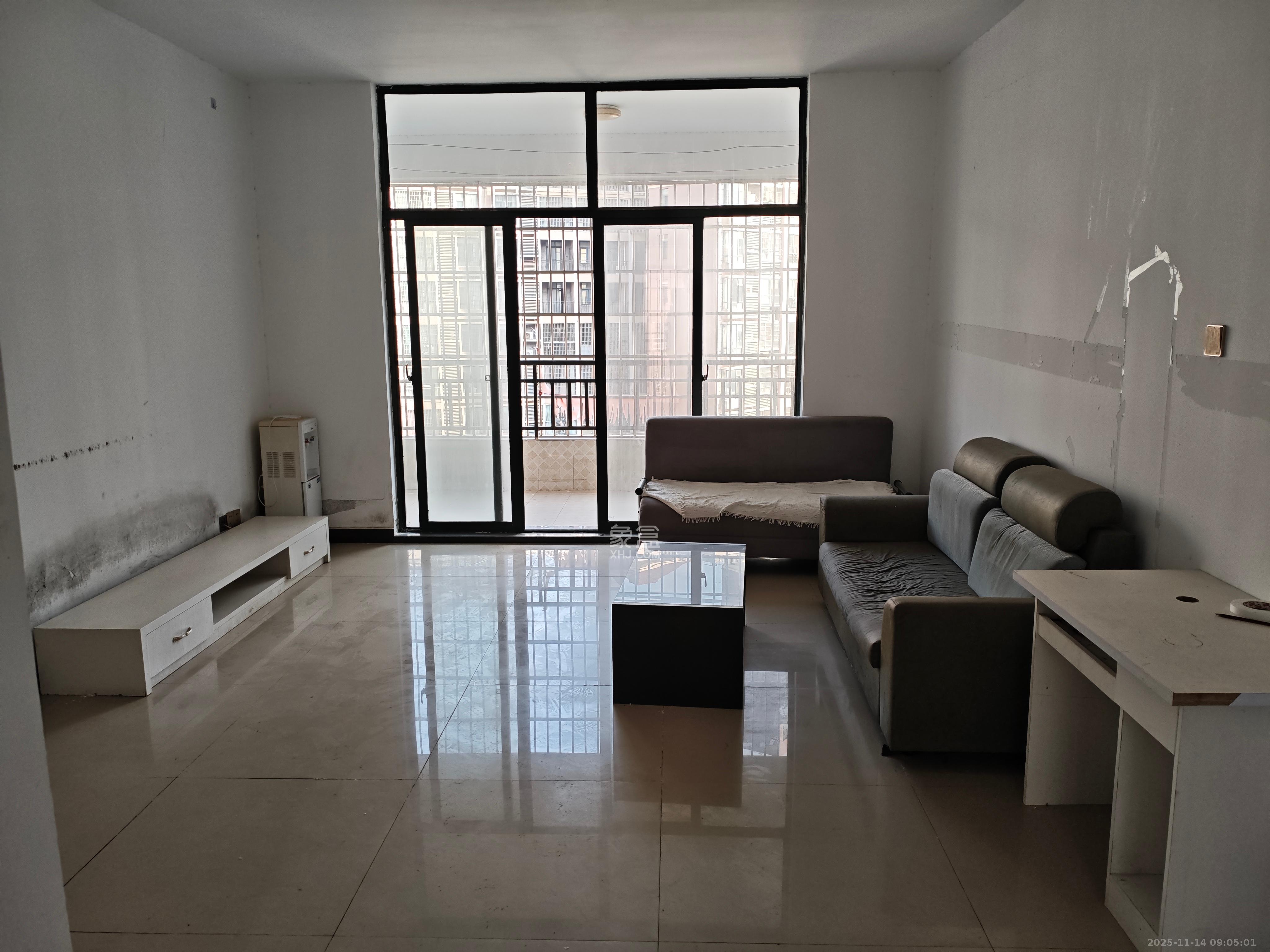 枫华府第  3室2厅2卫    1800.0元/月