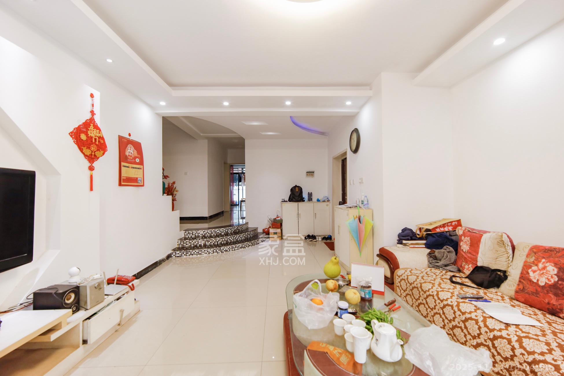 恒盛世家  3室2厅2卫    115.0万客厅