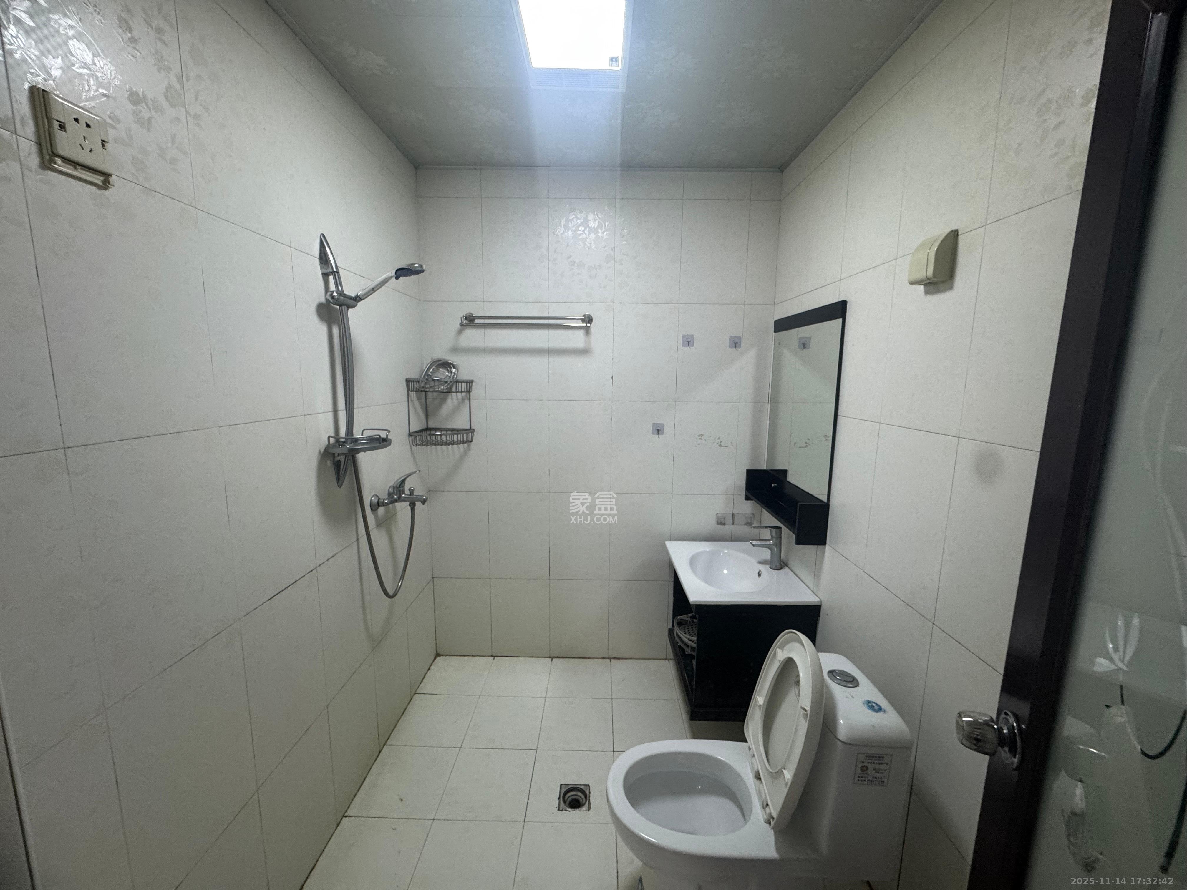 楚天中苑 3室2厅2卫 2000.0元/月 楚天中苑 3室2厅2卫 2000.0元/月室内图