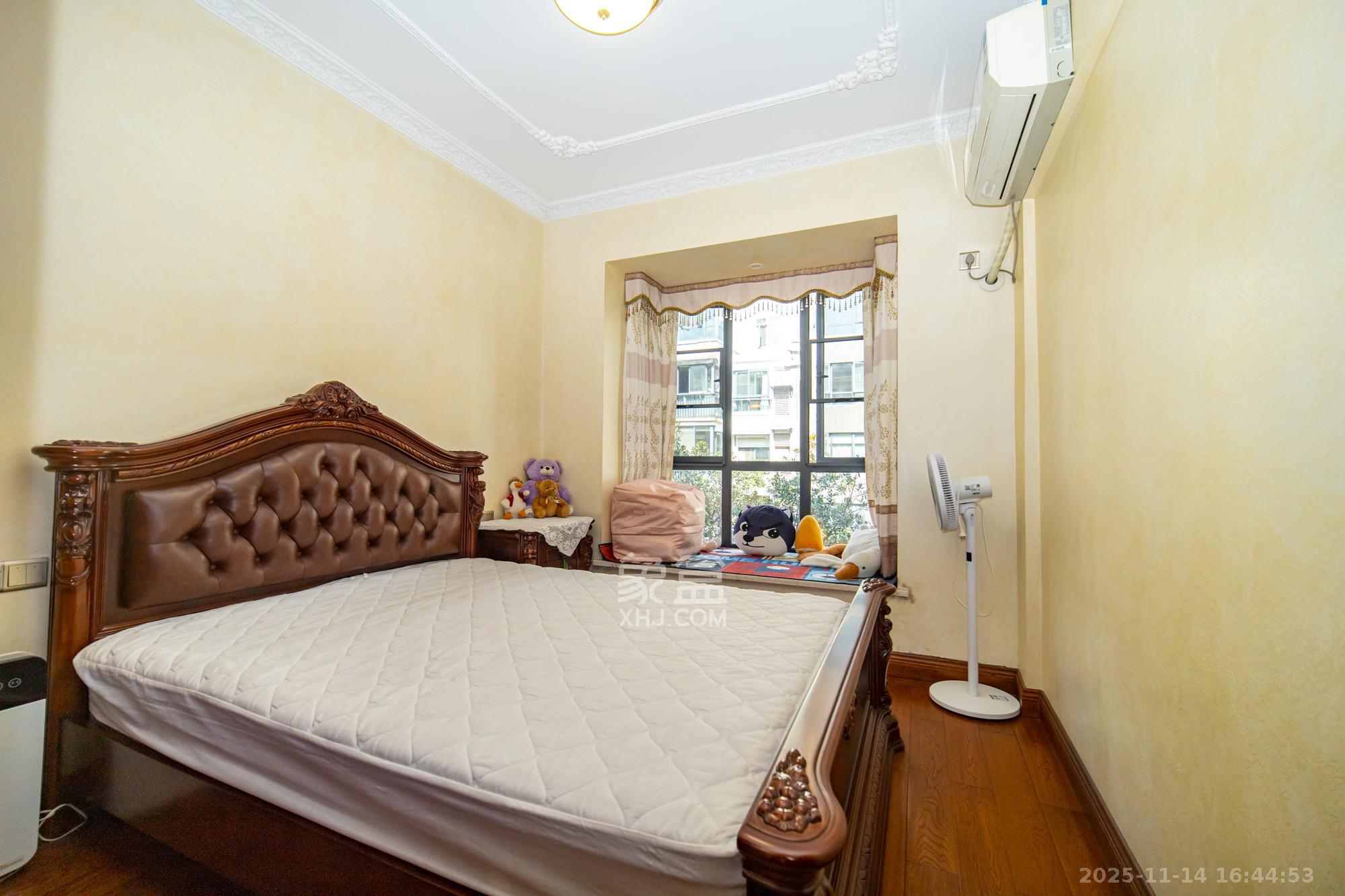 美林水郡  4室2厅2卫    207.0万卧室