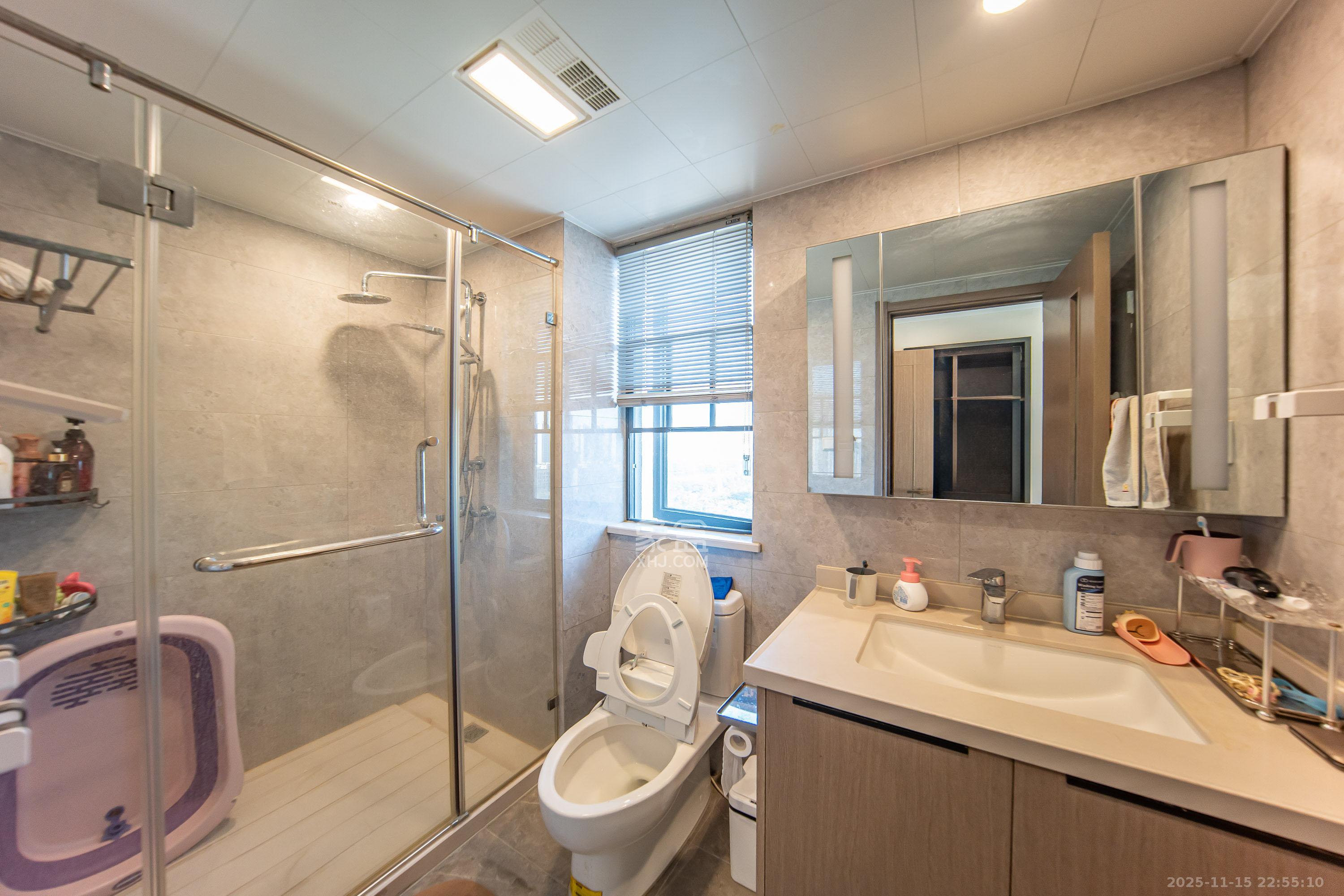 映客龙湖璟翠公馆（映客龙湖璟翠中心）  3室2厅1卫    180.0万卫生间