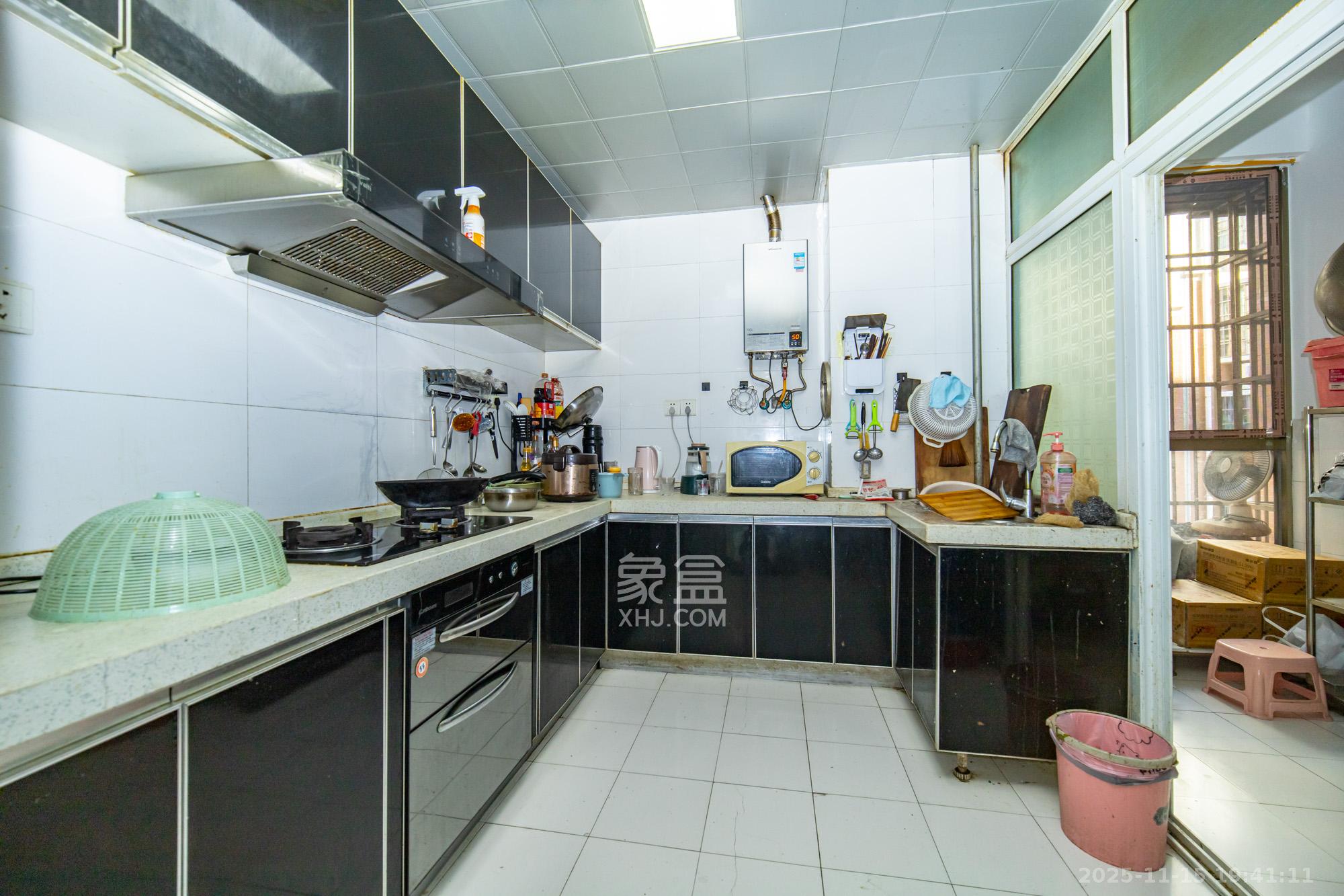 卧龙居国际村  3室2厅2卫    65.0万厨房