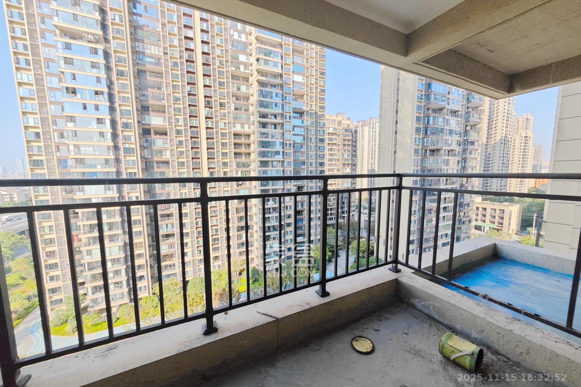 大都汇天悦(保利大都汇三期) 4室2厅2卫 195.0万 大都汇天悦(保利大都汇三期) 4室2厅2卫 195.0万阳台