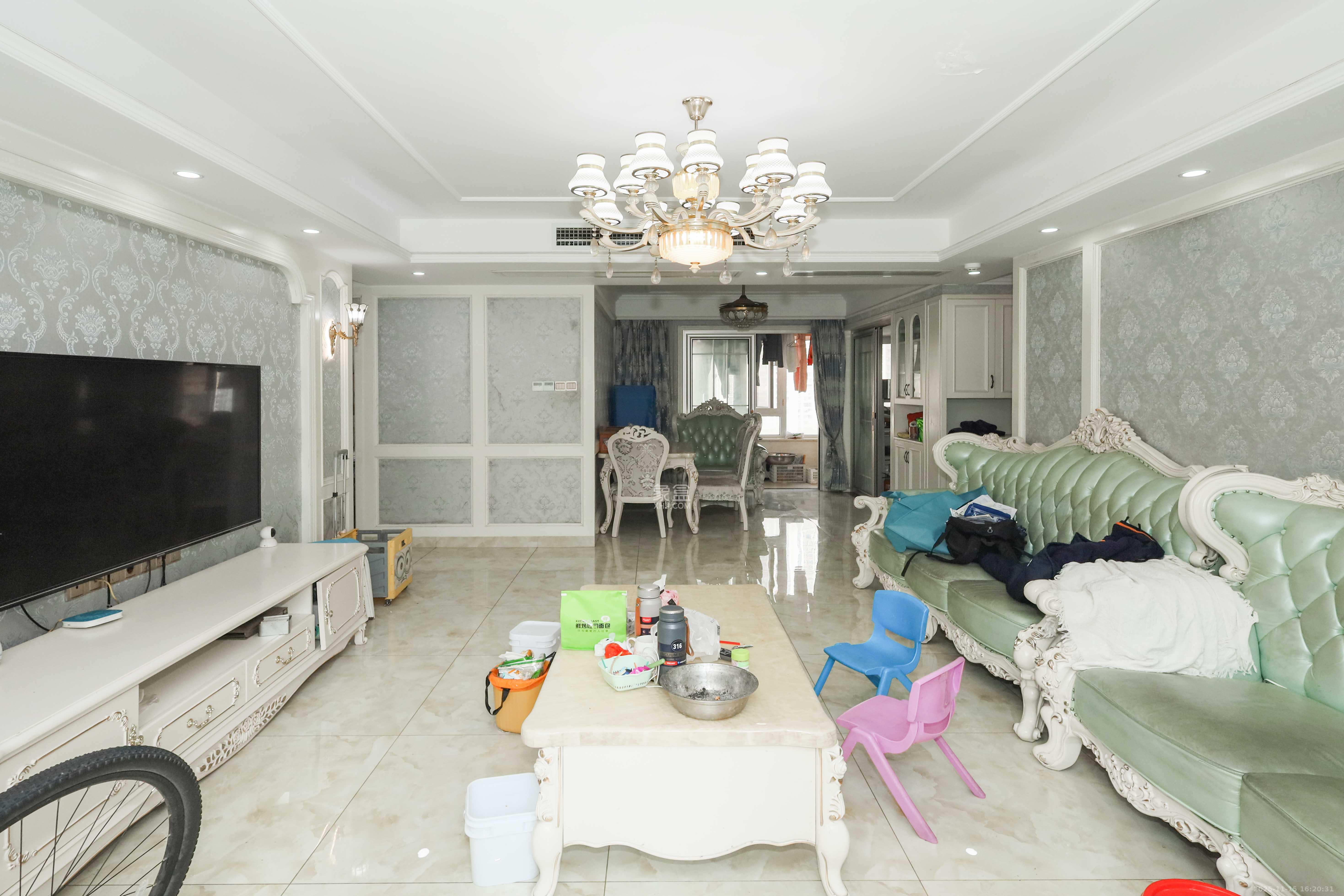 卓越浅水湾  4室2厅1卫    220.0万客厅