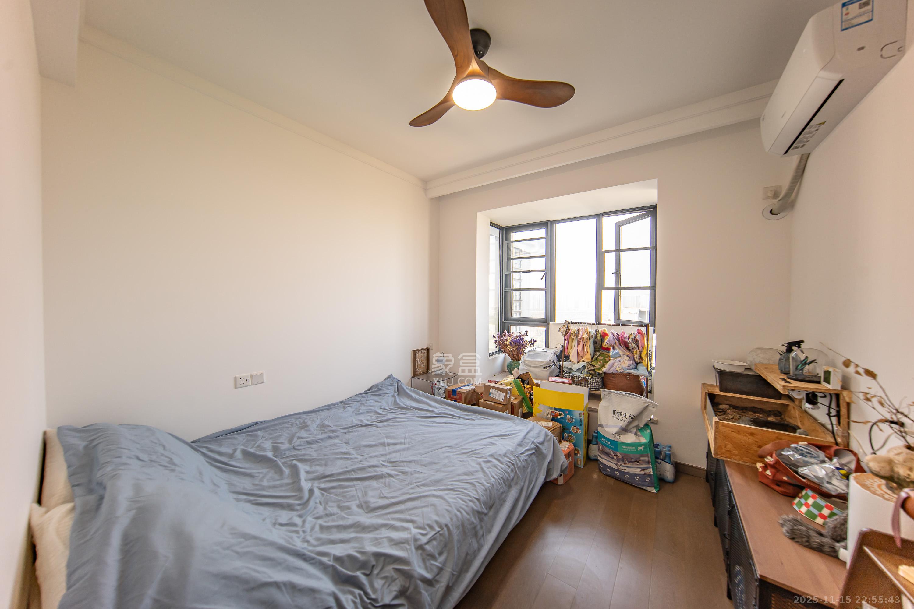 映客龙湖璟翠公馆(映客龙湖璟翠中心) 4室2厅2卫 175.0万 映客龙湖璟翠公馆(映客龙湖璟翠中心) 4室2厅2卫 175.0万卧室