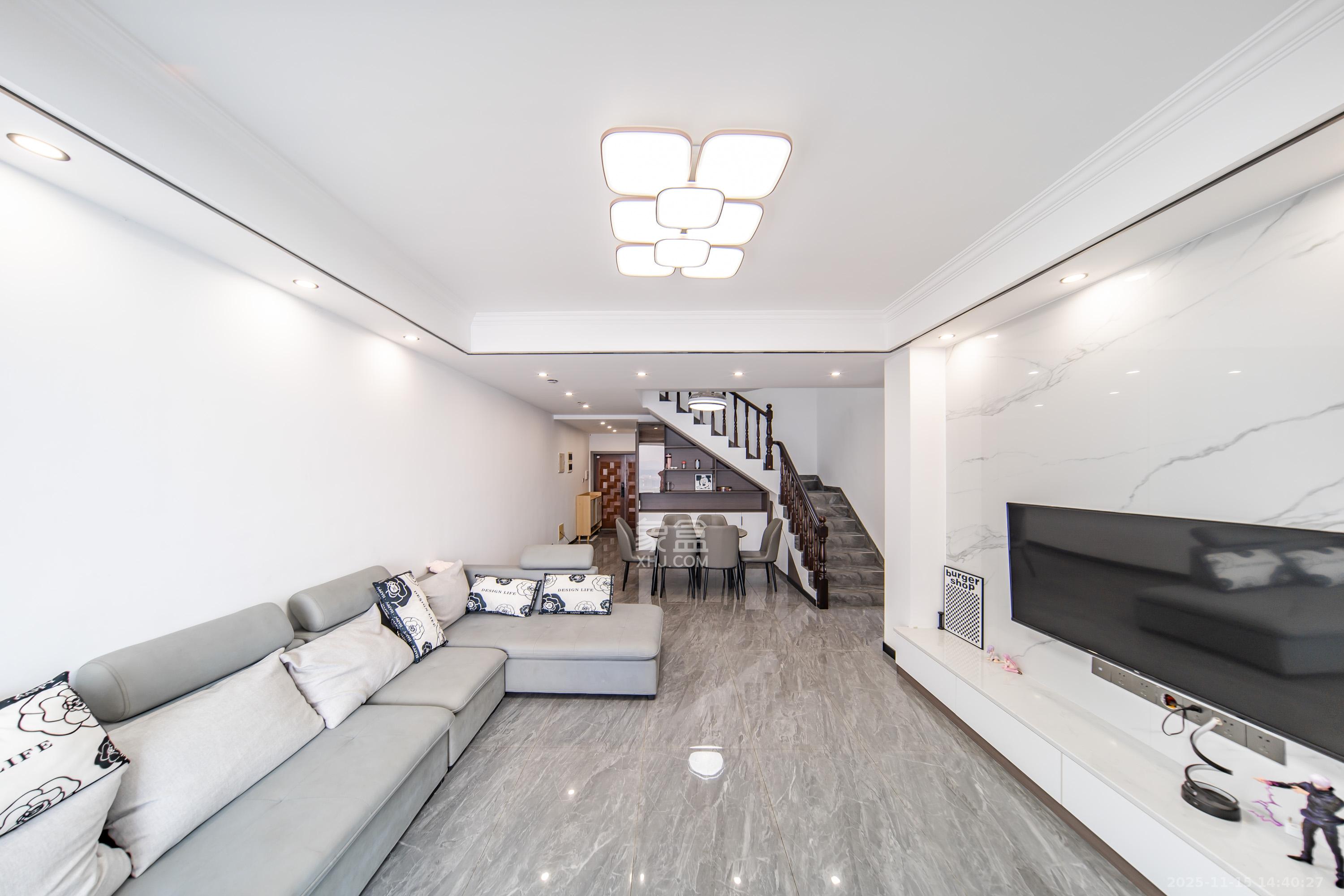 金色屋顶 5室2厅3卫 260.0万 金色屋顶 5室2厅3卫 260.0万客厅