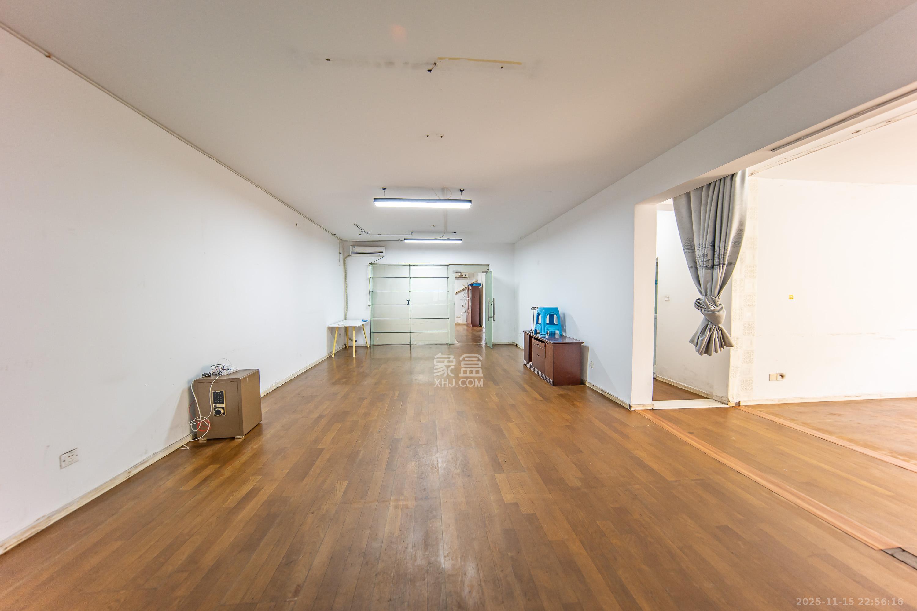 阳光100一期、四五期 1室2厅2卫 123.6万 阳光100一期、四五期 1室2厅2卫 123.6万客厅