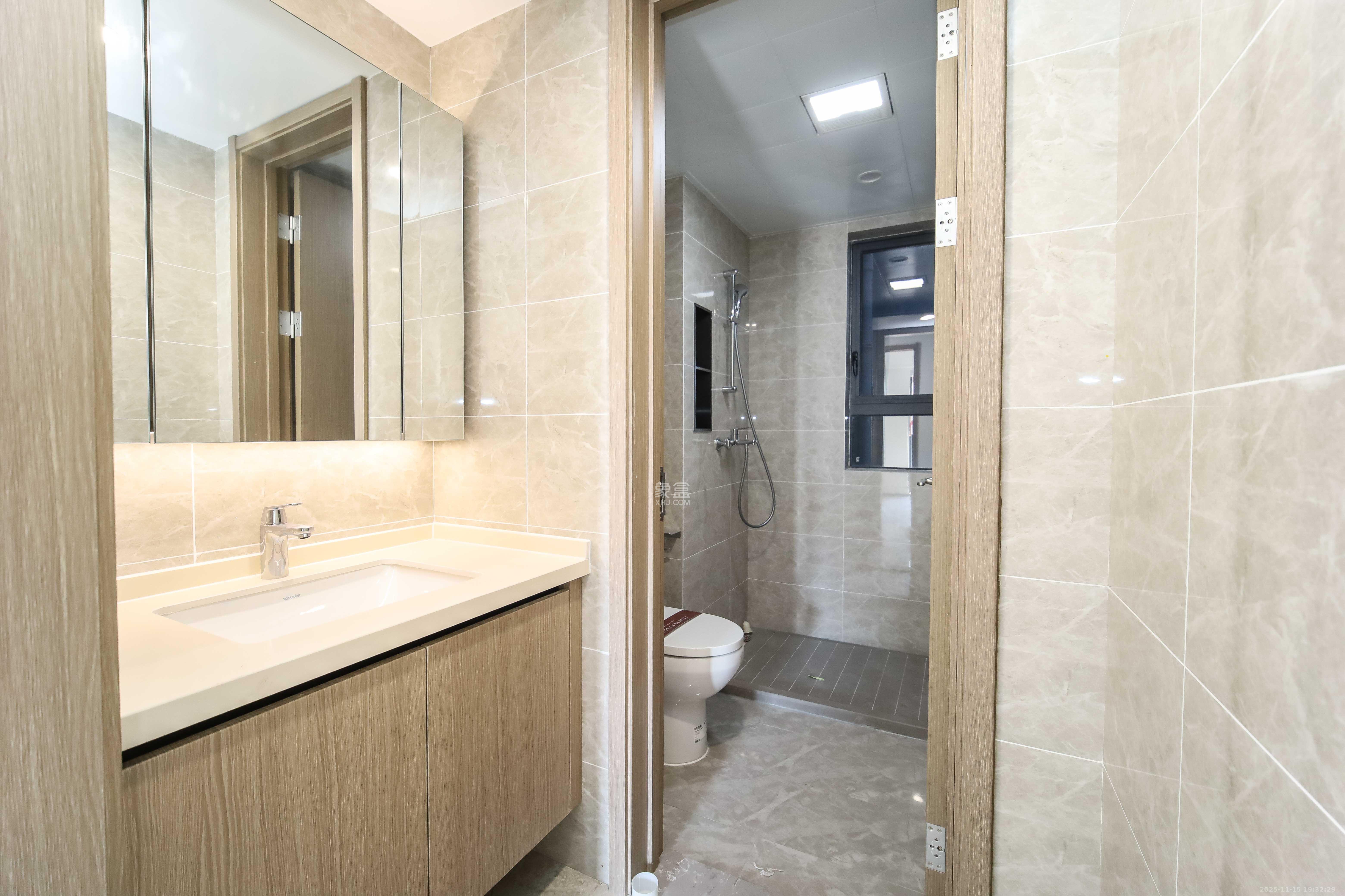 德奥上河城章  3室2厅1卫    152.0万卫生间