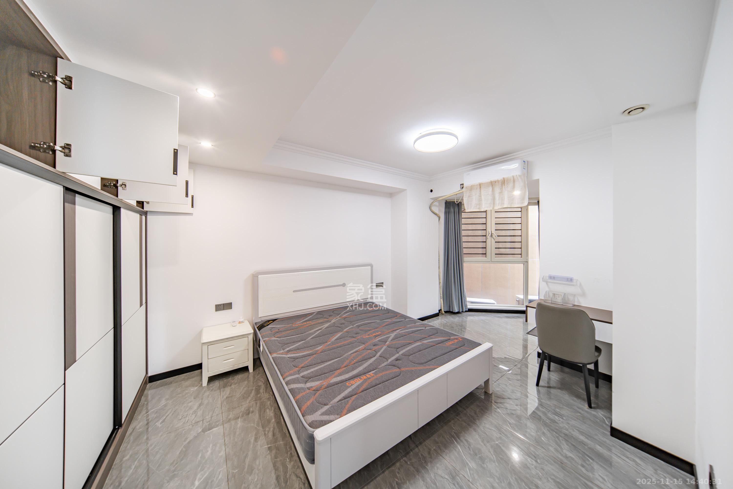 金色屋顶  5室2厅3卫    260.0万卧室