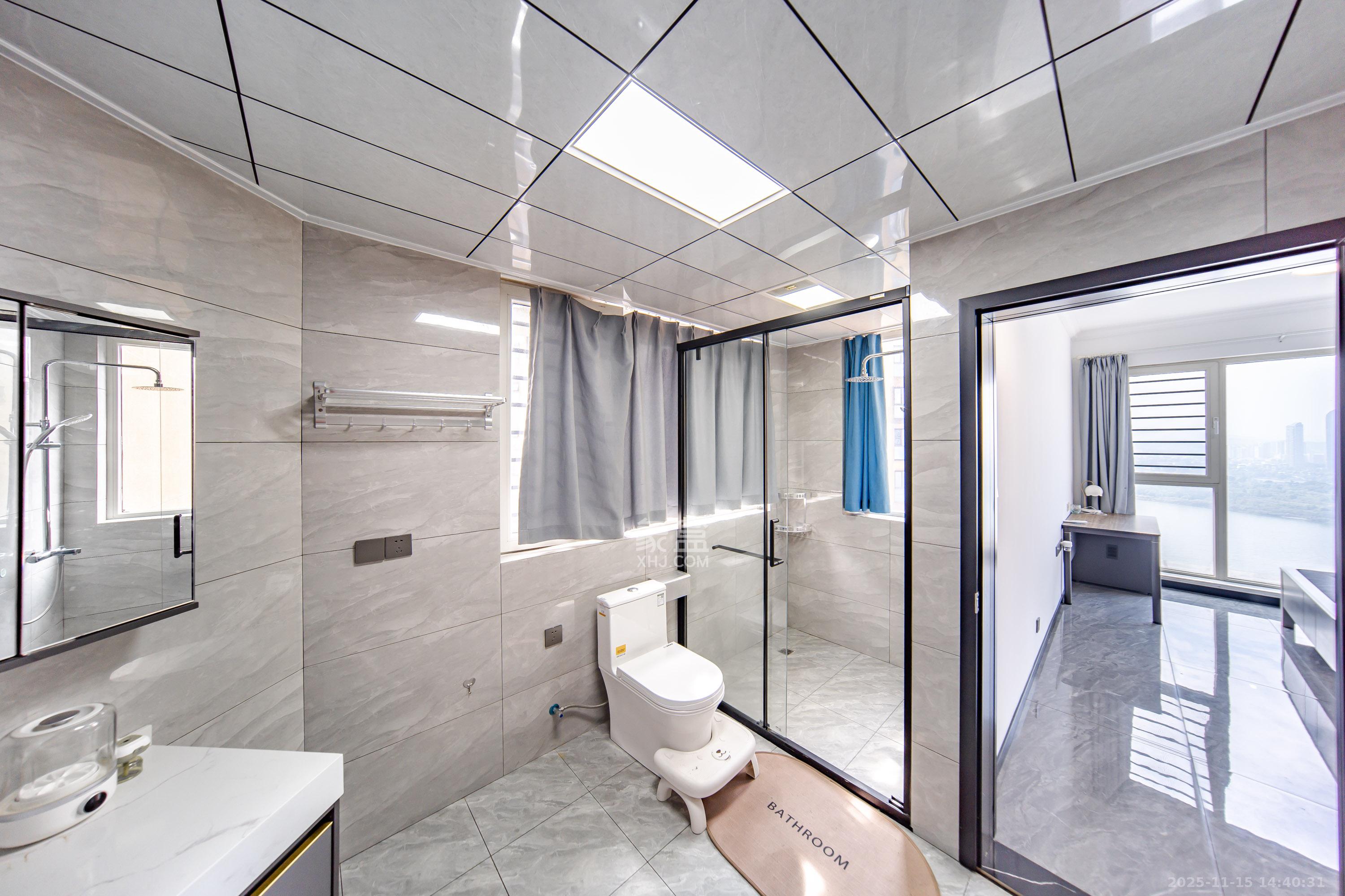 金色屋顶  5室2厅3卫    260.0万卫生间